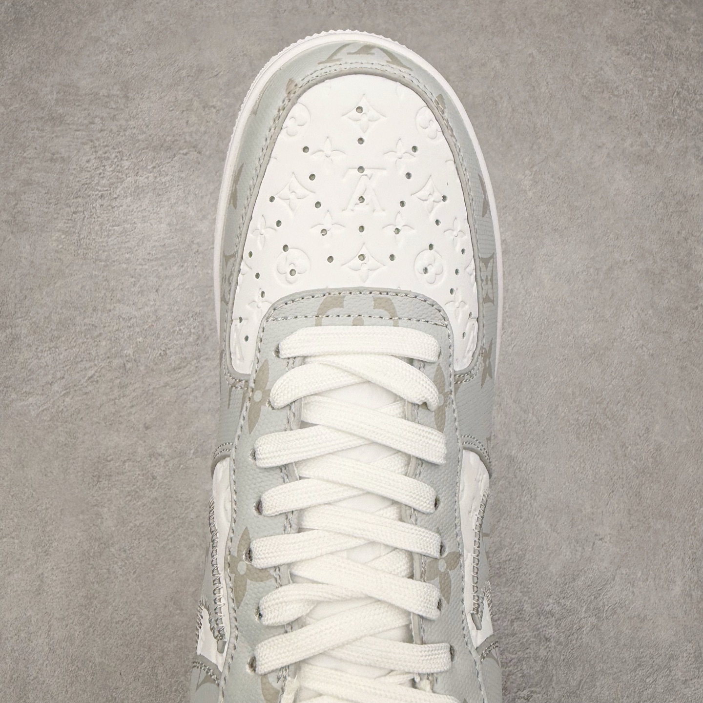 图片[4]-Louis Vuitton x NK Air Force 1 联名款 空军一号低帮休闲运动板鞋 毫无疑问 今年的鞋王非 LV x Air Force1 莫属 LV 的强强联名 再加上是 Virgil Abloh 联名鞋款的绝唱系列 让鞋头们又多了一个不得不买的理由 苏富比在官方 ins 账号上发布了 LV x Nike Air Force 1 第一波发售信息，会以线上拍卖的形式在苏富比网站上进行发售 限量200双 尺码从 US5到 US18 每双鞋的起拍价为2,000美元 预估价在5,000-15,000美元 拍卖所得收益将全数捐赠给 Virgil Abloh 创立的「Post-Modern」奖学金基金 拍卖时间从1月26日进行到2月8日 发售的第一双是最具代表性的小牛皮 LV 老花款式 它集合了 LV 与 Virgil 最经典的设计 鞋身拼接了 LV 两大经典 monogram 印花和 damier 棋盘格元素 侧面、鞋带上的“AIR”“LACET”字样是 Virgil 的招牌设计 白色中底搭配 LV 经典棕色 尽显奢华魅力 此次拍卖还会附带特别版皮质鞋盒 通体一身的橘色鞋盒印满了 LV monogram 老花 顶部搭配了白色锁扣以及 Swoosh 吊饰 日常还可以当作旅行箱使用 尺码：36 36.5 37.5 38 38.5 39 40 40.5 41 42 42.5 43 44 44.5 45-选品中心