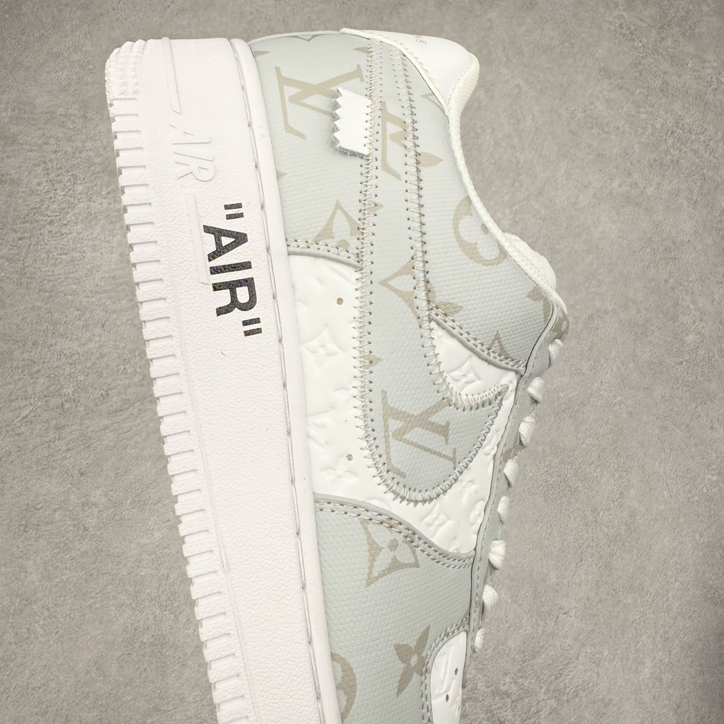 图片[6]-Louis Vuitton x NK Air Force 1 联名款 空军一号低帮休闲运动板鞋 毫无疑问 今年的鞋王非 LV x Air Force1 莫属 LV 的强强联名 再加上是 Virgil Abloh 联名鞋款的绝唱系列 让鞋头们又多了一个不得不买的理由 苏富比在官方 ins 账号上发布了 LV x Nike Air Force 1 第一波发售信息，会以线上拍卖的形式在苏富比网站上进行发售 限量200双 尺码从 US5到 US18 每双鞋的起拍价为2,000美元 预估价在5,000-15,000美元 拍卖所得收益将全数捐赠给 Virgil Abloh 创立的「Post-Modern」奖学金基金 拍卖时间从1月26日进行到2月8日 发售的第一双是最具代表性的小牛皮 LV 老花款式 它集合了 LV 与 Virgil 最经典的设计 鞋身拼接了 LV 两大经典 monogram 印花和 damier 棋盘格元素 侧面、鞋带上的“AIR”“LACET”字样是 Virgil 的招牌设计 白色中底搭配 LV 经典棕色 尽显奢华魅力 此次拍卖还会附带特别版皮质鞋盒 通体一身的橘色鞋盒印满了 LV monogram 老花 顶部搭配了白色锁扣以及 Swoosh 吊饰 日常还可以当作旅行箱使用 尺码：36 36.5 37.5 38 38.5 39 40 40.5 41 42 42.5 43 44 44.5 45-选品中心
