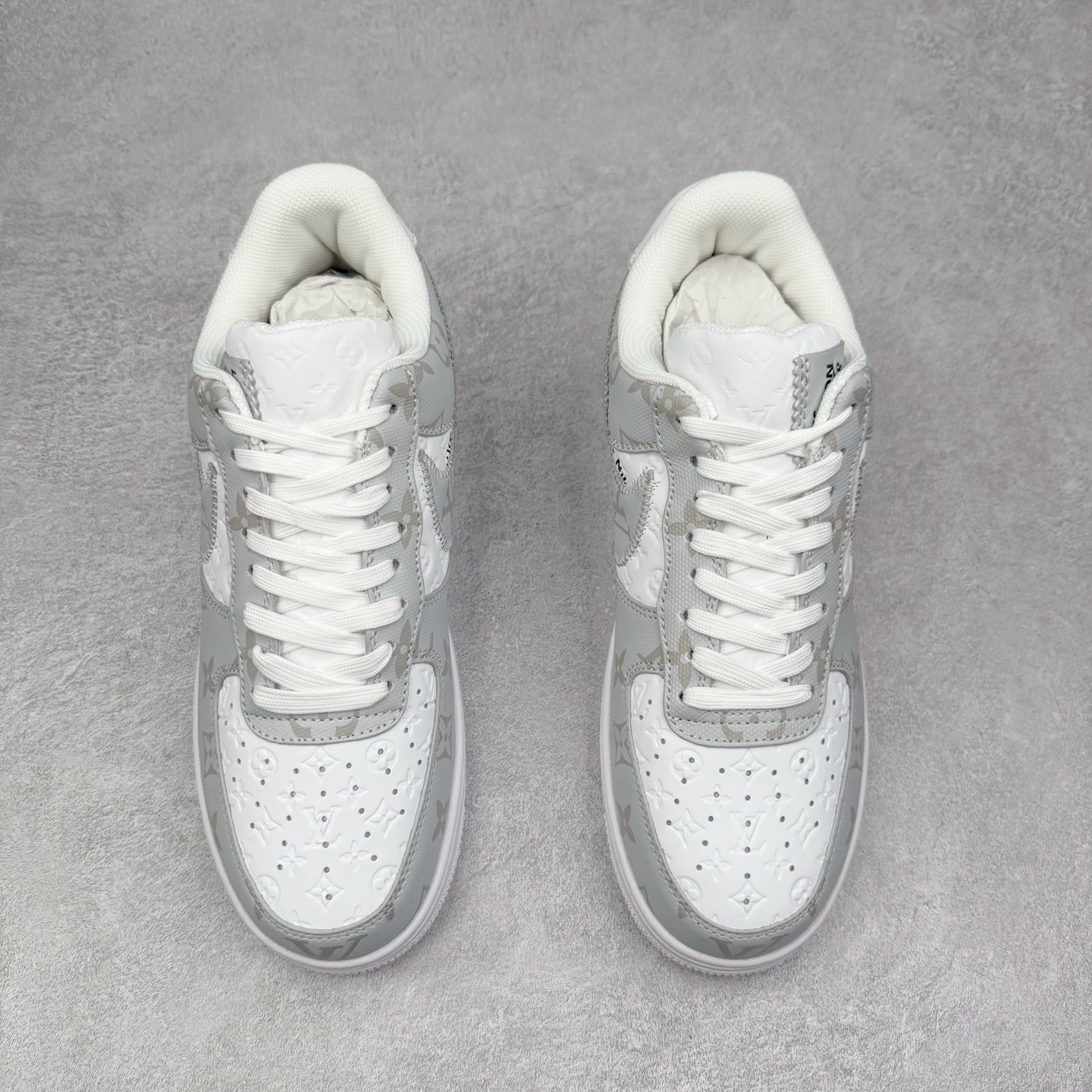 图片[2]-Louis Vuitton x NK Air Force 1 联名款 空军一号低帮休闲运动板鞋 毫无疑问 今年的鞋王非 LV x Air Force1 莫属 LV 的强强联名 再加上是 Virgil Abloh 联名鞋款的绝唱系列 让鞋头们又多了一个不得不买的理由 苏富比在官方 ins 账号上发布了 LV x Nike Air Force 1 第一波发售信息，会以线上拍卖的形式在苏富比网站上进行发售 限量200双 尺码从 US5到 US18 每双鞋的起拍价为2,000美元 预估价在5,000-15,000美元 拍卖所得收益将全数捐赠给 Virgil Abloh 创立的「Post-Modern」奖学金基金 拍卖时间从1月26日进行到2月8日 发售的第一双是最具代表性的小牛皮 LV 老花款式 它集合了 LV 与 Virgil 最经典的设计 鞋身拼接了 LV 两大经典 monogram 印花和 damier 棋盘格元素 侧面、鞋带上的“AIR”“LACET”字样是 Virgil 的招牌设计 白色中底搭配 LV 经典棕色 尽显奢华魅力 此次拍卖还会附带特别版皮质鞋盒 通体一身的橘色鞋盒印满了 LV monogram 老花 顶部搭配了白色锁扣以及 Swoosh 吊饰 日常还可以当作旅行箱使用 尺码：36 36.5 37.5 38 38.5 39 40 40.5 41 42 42.5 43 44 44.5 45-选品中心