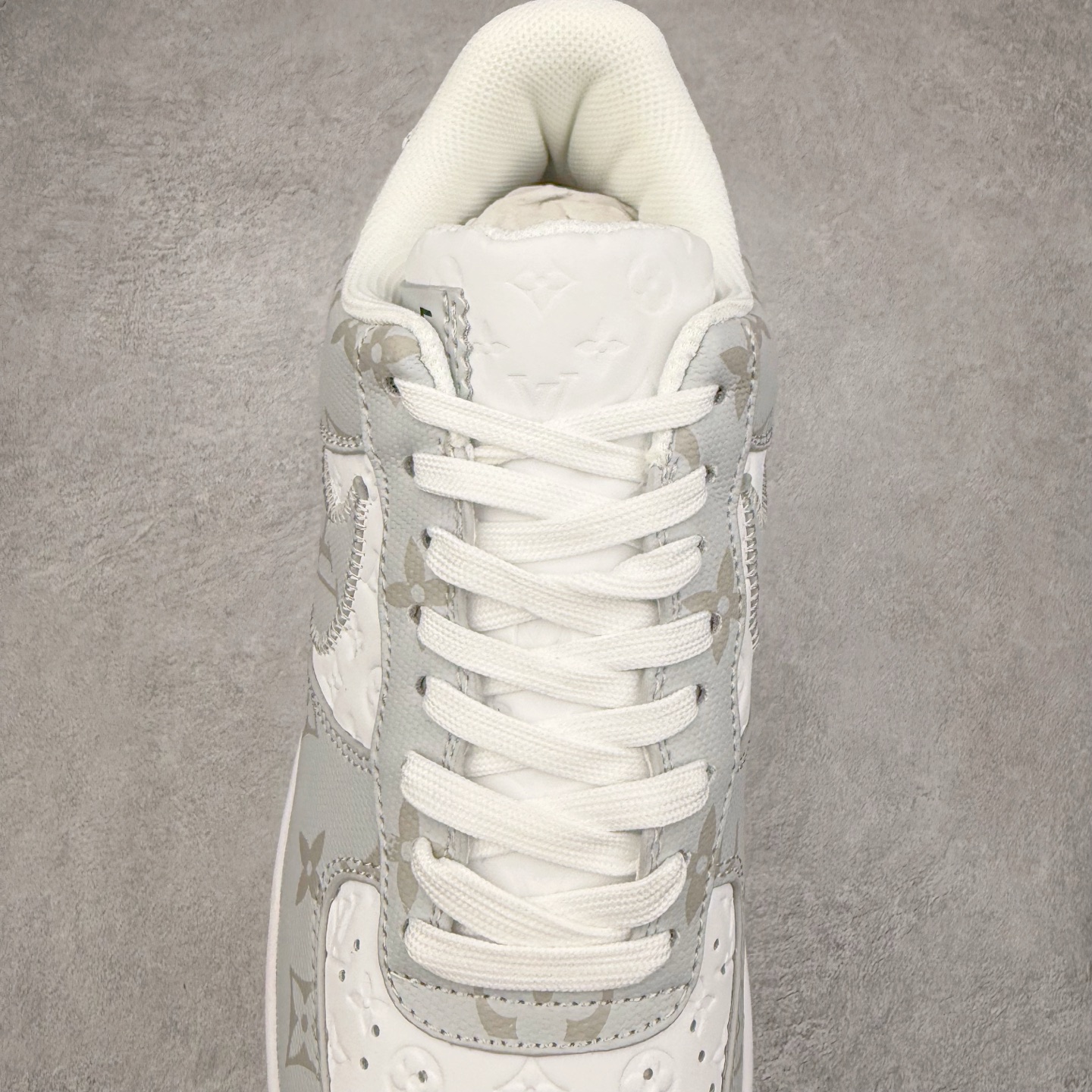 图片[5]-Louis Vuitton x NK Air Force 1 联名款 空军一号低帮休闲运动板鞋 毫无疑问 今年的鞋王非 LV x Air Force1 莫属 LV 的强强联名 再加上是 Virgil Abloh 联名鞋款的绝唱系列 让鞋头们又多了一个不得不买的理由 苏富比在官方 ins 账号上发布了 LV x Nike Air Force 1 第一波发售信息，会以线上拍卖的形式在苏富比网站上进行发售 限量200双 尺码从 US5到 US18 每双鞋的起拍价为2,000美元 预估价在5,000-15,000美元 拍卖所得收益将全数捐赠给 Virgil Abloh 创立的「Post-Modern」奖学金基金 拍卖时间从1月26日进行到2月8日 发售的第一双是最具代表性的小牛皮 LV 老花款式 它集合了 LV 与 Virgil 最经典的设计 鞋身拼接了 LV 两大经典 monogram 印花和 damier 棋盘格元素 侧面、鞋带上的“AIR”“LACET”字样是 Virgil 的招牌设计 白色中底搭配 LV 经典棕色 尽显奢华魅力 此次拍卖还会附带特别版皮质鞋盒 通体一身的橘色鞋盒印满了 LV monogram 老花 顶部搭配了白色锁扣以及 Swoosh 吊饰 日常还可以当作旅行箱使用 尺码：36 36.5 37.5 38 38.5 39 40 40.5 41 42 42.5 43 44 44.5 45-选品中心