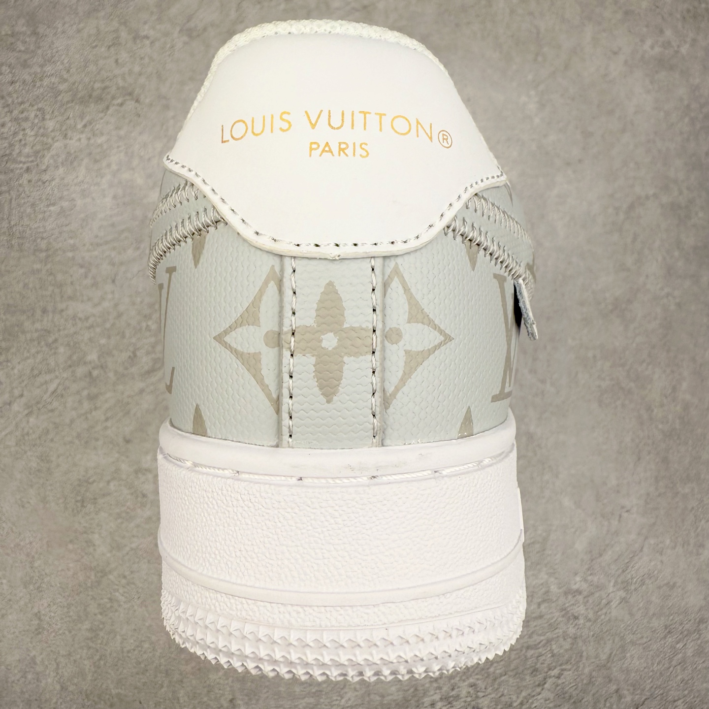 图片[8]-Louis Vuitton x NK Air Force 1 联名款 空军一号低帮休闲运动板鞋 毫无疑问 今年的鞋王非 LV x Air Force1 莫属 LV 的强强联名 再加上是 Virgil Abloh 联名鞋款的绝唱系列 让鞋头们又多了一个不得不买的理由 苏富比在官方 ins 账号上发布了 LV x Nike Air Force 1 第一波发售信息，会以线上拍卖的形式在苏富比网站上进行发售 限量200双 尺码从 US5到 US18 每双鞋的起拍价为2,000美元 预估价在5,000-15,000美元 拍卖所得收益将全数捐赠给 Virgil Abloh 创立的「Post-Modern」奖学金基金 拍卖时间从1月26日进行到2月8日 发售的第一双是最具代表性的小牛皮 LV 老花款式 它集合了 LV 与 Virgil 最经典的设计 鞋身拼接了 LV 两大经典 monogram 印花和 damier 棋盘格元素 侧面、鞋带上的“AIR”“LACET”字样是 Virgil 的招牌设计 白色中底搭配 LV 经典棕色 尽显奢华魅力 此次拍卖还会附带特别版皮质鞋盒 通体一身的橘色鞋盒印满了 LV monogram 老花 顶部搭配了白色锁扣以及 Swoosh 吊饰 日常还可以当作旅行箱使用 尺码：36 36.5 37.5 38 38.5 39 40 40.5 41 42 42.5 43 44 44.5 45-选品中心