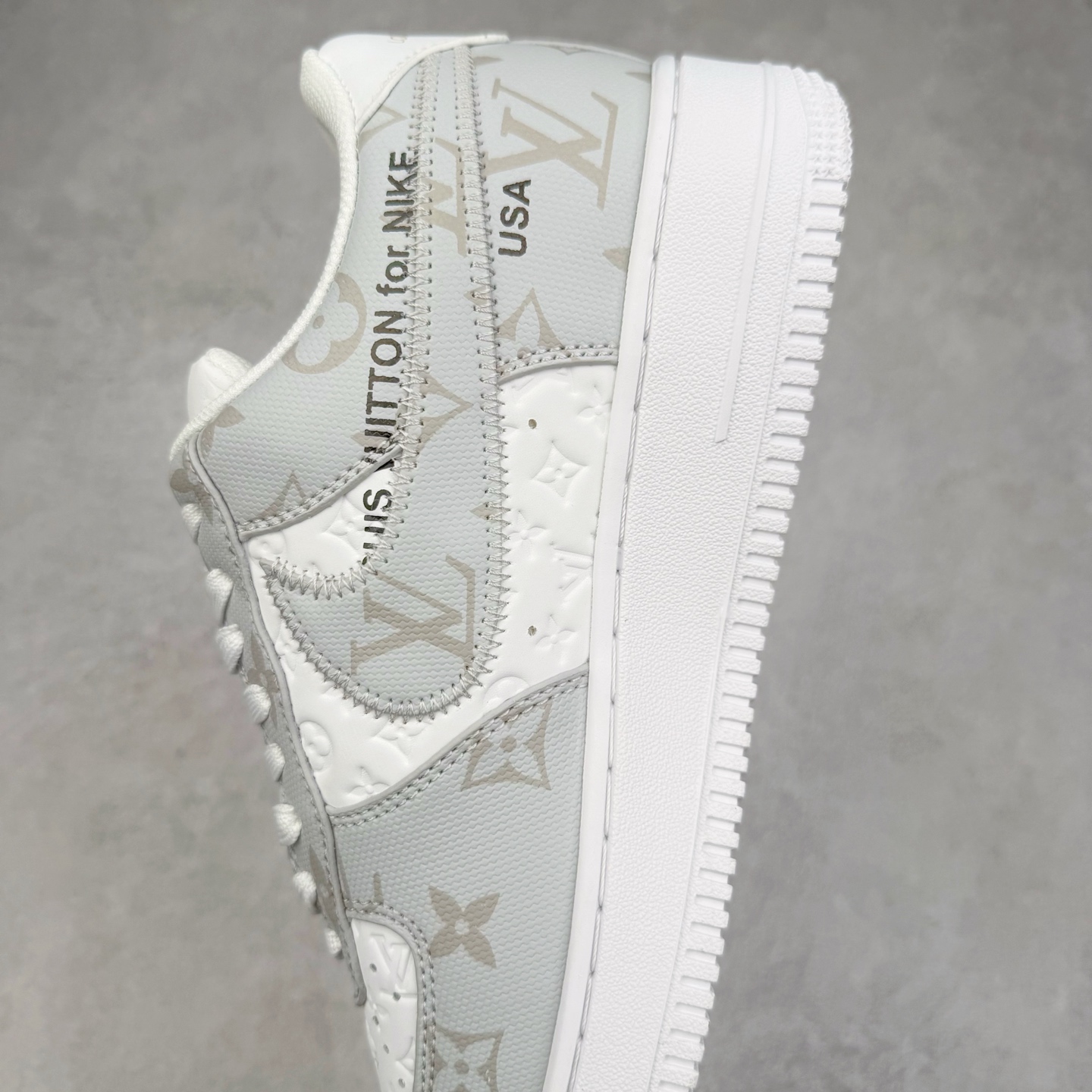 图片[7]-Louis Vuitton x NK Air Force 1 联名款 空军一号低帮休闲运动板鞋 毫无疑问 今年的鞋王非 LV x Air Force1 莫属 LV 的强强联名 再加上是 Virgil Abloh 联名鞋款的绝唱系列 让鞋头们又多了一个不得不买的理由 苏富比在官方 ins 账号上发布了 LV x Nike Air Force 1 第一波发售信息，会以线上拍卖的形式在苏富比网站上进行发售 限量200双 尺码从 US5到 US18 每双鞋的起拍价为2,000美元 预估价在5,000-15,000美元 拍卖所得收益将全数捐赠给 Virgil Abloh 创立的「Post-Modern」奖学金基金 拍卖时间从1月26日进行到2月8日 发售的第一双是最具代表性的小牛皮 LV 老花款式 它集合了 LV 与 Virgil 最经典的设计 鞋身拼接了 LV 两大经典 monogram 印花和 damier 棋盘格元素 侧面、鞋带上的“AIR”“LACET”字样是 Virgil 的招牌设计 白色中底搭配 LV 经典棕色 尽显奢华魅力 此次拍卖还会附带特别版皮质鞋盒 通体一身的橘色鞋盒印满了 LV monogram 老花 顶部搭配了白色锁扣以及 Swoosh 吊饰 日常还可以当作旅行箱使用 尺码：36 36.5 37.5 38 38.5 39 40 40.5 41 42 42.5 43 44 44.5 45-选品中心