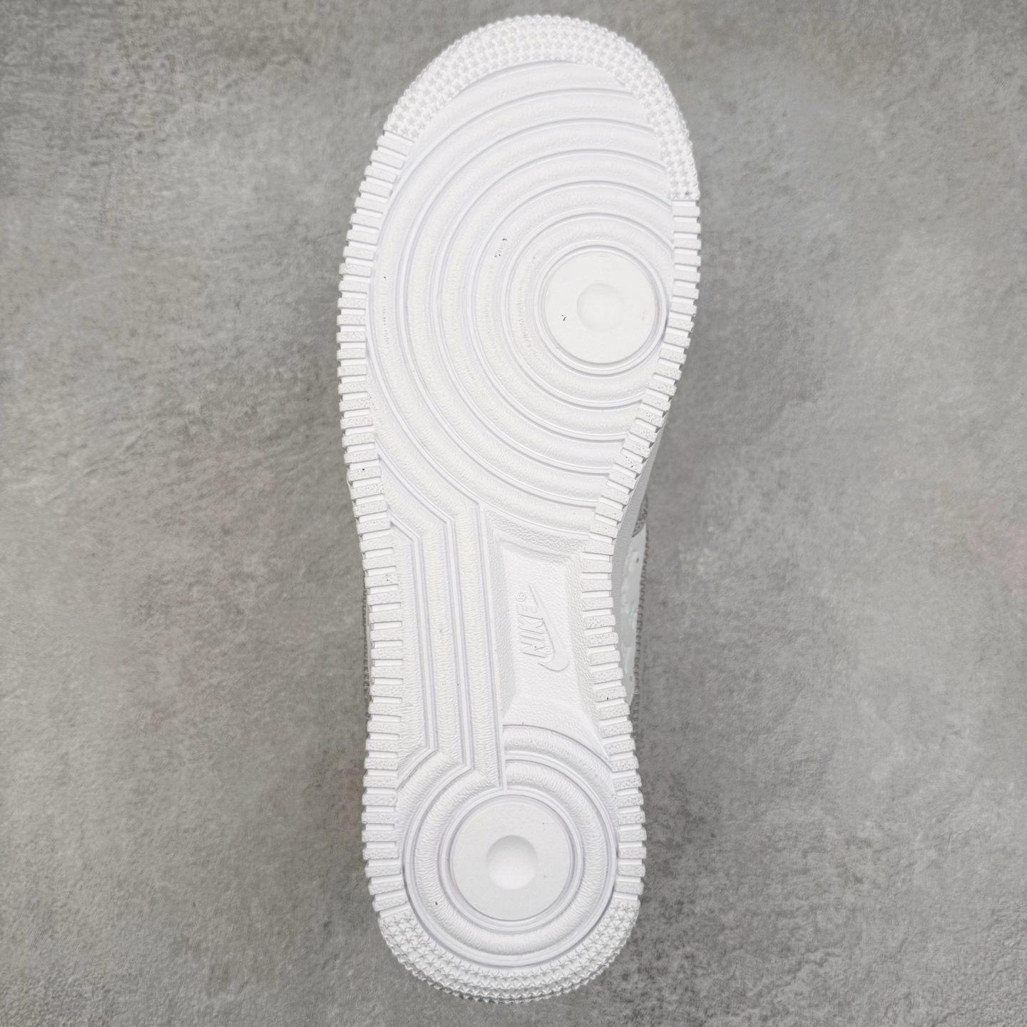 图片[9]-Louis Vuitton x NK Air Force 1 联名款 空军一号低帮休闲运动板鞋 毫无疑问 今年的鞋王非 LV x Air Force1 莫属 LV 的强强联名 再加上是 Virgil Abloh 联名鞋款的绝唱系列 让鞋头们又多了一个不得不买的理由 苏富比在官方 ins 账号上发布了 LV x Nike Air Force 1 第一波发售信息，会以线上拍卖的形式在苏富比网站上进行发售 限量200双 尺码从 US5到 US18 每双鞋的起拍价为2,000美元 预估价在5,000-15,000美元 拍卖所得收益将全数捐赠给 Virgil Abloh 创立的「Post-Modern」奖学金基金 拍卖时间从1月26日进行到2月8日 发售的第一双是最具代表性的小牛皮 LV 老花款式 它集合了 LV 与 Virgil 最经典的设计 鞋身拼接了 LV 两大经典 monogram 印花和 damier 棋盘格元素 侧面、鞋带上的“AIR”“LACET”字样是 Virgil 的招牌设计 白色中底搭配 LV 经典棕色 尽显奢华魅力 此次拍卖还会附带特别版皮质鞋盒 通体一身的橘色鞋盒印满了 LV monogram 老花 顶部搭配了白色锁扣以及 Swoosh 吊饰 日常还可以当作旅行箱使用 尺码：36 36.5 37.5 38 38.5 39 40 40.5 41 42 42.5 43 44 44.5 45-选品中心