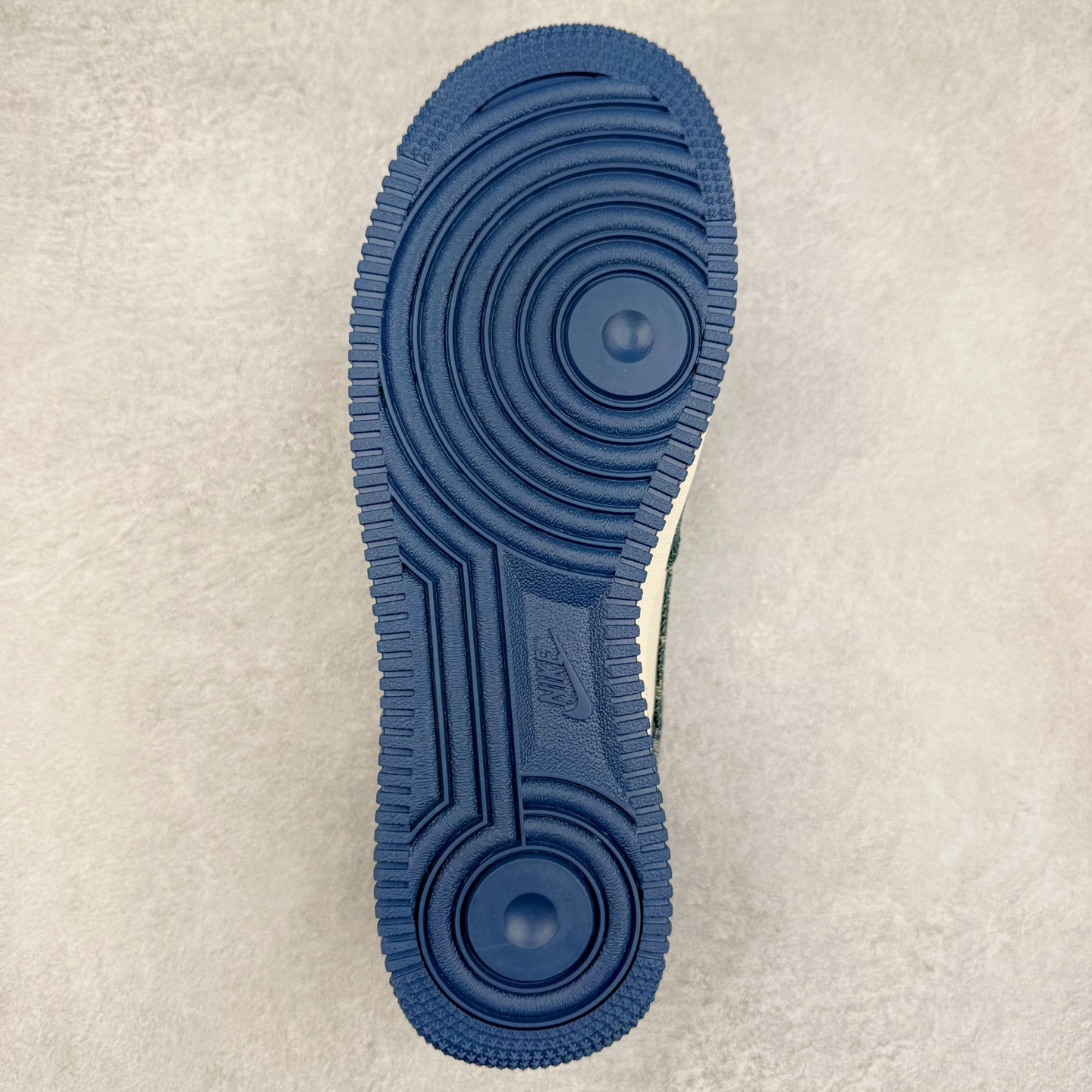 图片[9]-NK Air Force 1´07 Low 空军一号低帮百搭休闲运动板鞋 ZD1988-001 柔软、弹性十足的缓震性能和出色的中底设计 横跨复古与现代的外型结合 造就出风靡全球 三十多年的Force 1 直到今天还深受青睐 实拍调校N版已经零色差零失真 百分百还原实物色彩所见即所得 不存在货不对板色差等低级问题 选购参考实物拍摄 不混卖不参货 只用心做好货严格选品 承诺混一赔十 尺码：36 36.5 37.5 38 38.5 39 40 40.5 41 42 42.5 43 44 44.5 45-选品中心