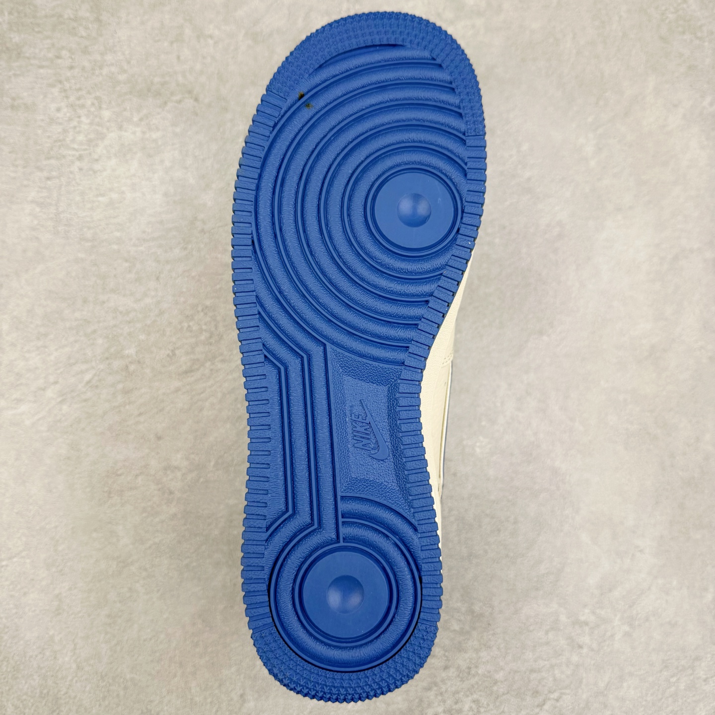 图片[9]-NK Air Force 1´07 Low 空军一号低帮百搭休闲运动板鞋 DF0188-071 柔软、弹性十足的缓震性能和出色的中底设计 横跨复古与现代的外型结合 造就出风靡全球 三十多年的Force 1 直到今天还深受青睐 实拍调校N版已经零色差零失真 百分百还原实物色彩所见即所得 不存在货不对板色差等低级问题 选购参考实物拍摄 不混卖不参货 只用心做好货严格选品 承诺混一赔十 尺码：36 36.5 37.5 38 38.5 39 40 40.5 41 42 42.5 43 44 44.5 45-选品中心