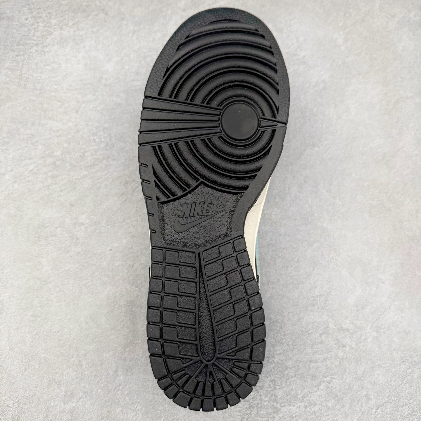 图片[9]-NK Dunk Low 定制配色 JP1628-033 大厂出品 极力推荐 原装头层材料 独家版型蒸餾加工帶來的是更好的视觉和脚感体验大厂纯原品质出货 清洁度 电绣工艺 皮料切割干净无任何毛边 细节完美 实拍调校N版已经零色差零失真 百分百还原实物色彩所见即所得 不存在货不对板色差等低级问题 选购参考实物拍摄 不混卖不参货 只用心做好货严格选品 承诺混一赔十 尺码：36 36.5 37.5 38 38.5 39 40 40.5 41 42 42.5 43 44 44.5 45-选品中心