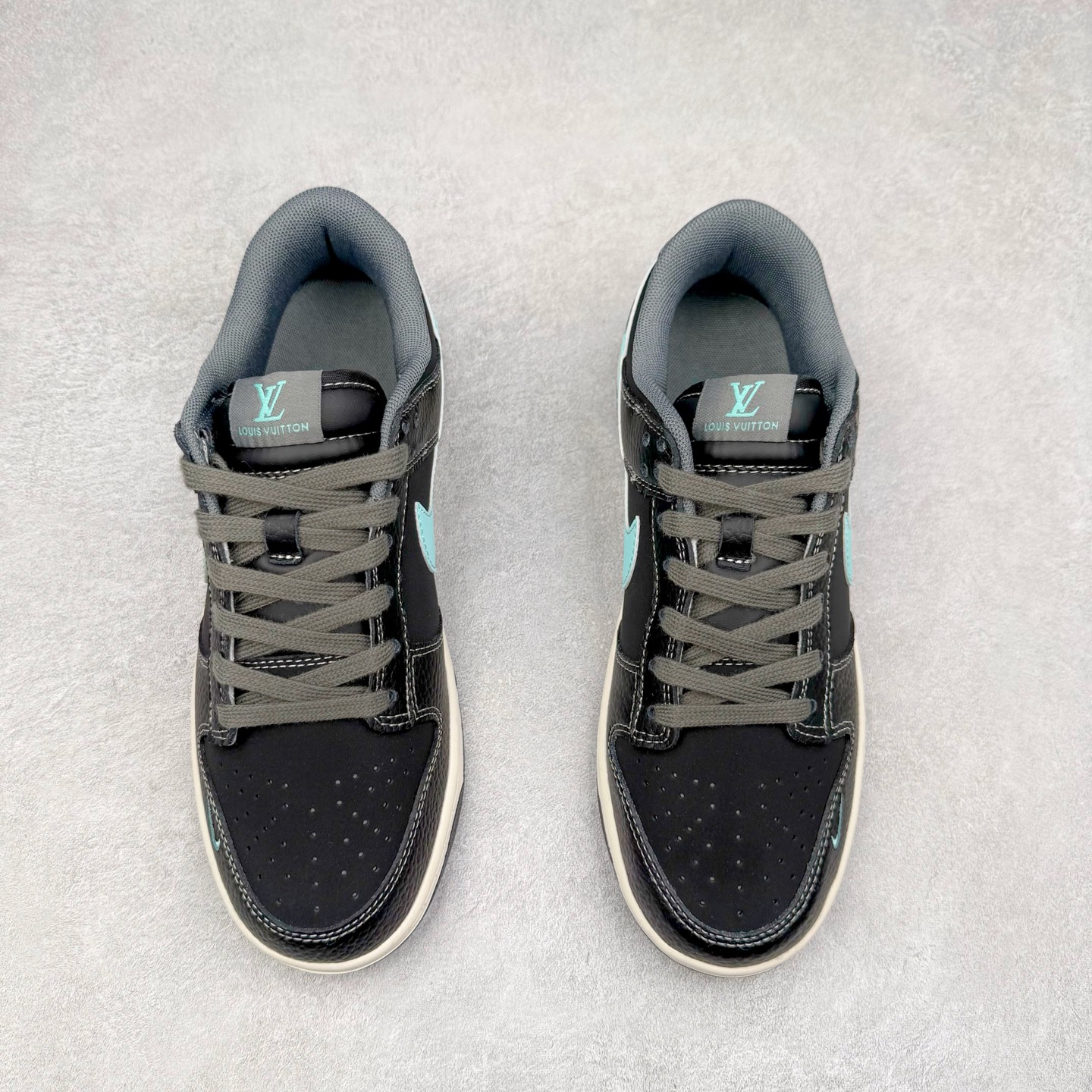 图片[2]-NK Dunk Low 定制配色 JP1628-033 大厂出品 极力推荐 原装头层材料 独家版型蒸餾加工帶來的是更好的视觉和脚感体验大厂纯原品质出货 清洁度 电绣工艺 皮料切割干净无任何毛边 细节完美 实拍调校N版已经零色差零失真 百分百还原实物色彩所见即所得 不存在货不对板色差等低级问题 选购参考实物拍摄 不混卖不参货 只用心做好货严格选品 承诺混一赔十 尺码：36 36.5 37.5 38 38.5 39 40 40.5 41 42 42.5 43 44 44.5 45-选品中心