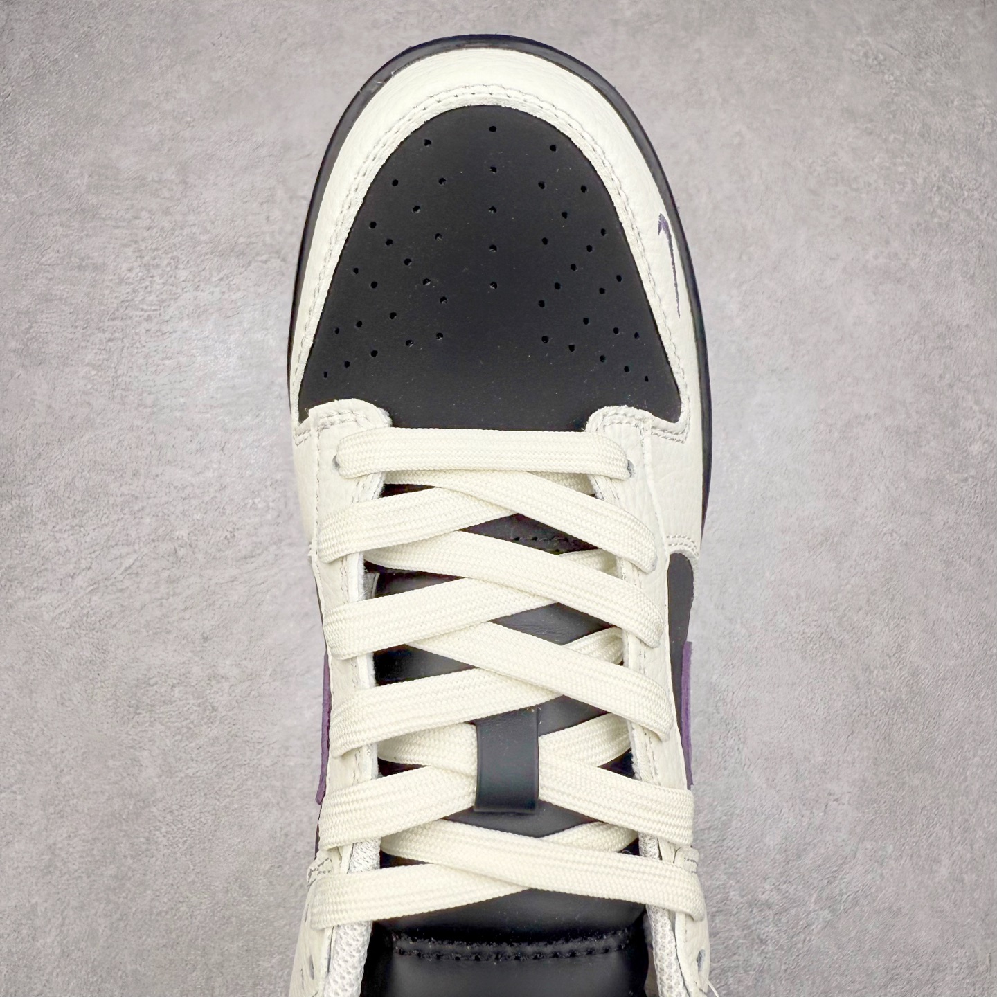 图片[4]-NK Dunk Low 定制配色 KK1333-041 大厂出品 极力推荐 原装头层材料 独家版型蒸餾加工帶來的是更好的视觉和脚感体验大厂纯原品质出货 清洁度 电绣工艺 皮料切割干净无任何毛边 细节完美 实拍调校N版已经零色差零失真 百分百还原实物色彩所见即所得 不存在货不对板色差等低级问题 选购参考实物拍摄 不混卖不参货 只用心做好货严格选品 承诺混一赔十 尺码：36 36.5 37.5 38 38.5 39 40 40.5 41 42 42.5 43 44 44.5 45-选品中心