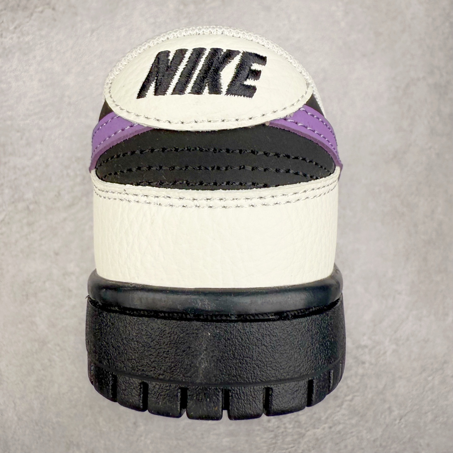 图片[8]-NK Dunk Low 定制配色 KK1333-041 大厂出品 极力推荐 原装头层材料 独家版型蒸餾加工帶來的是更好的视觉和脚感体验大厂纯原品质出货 清洁度 电绣工艺 皮料切割干净无任何毛边 细节完美 实拍调校N版已经零色差零失真 百分百还原实物色彩所见即所得 不存在货不对板色差等低级问题 选购参考实物拍摄 不混卖不参货 只用心做好货严格选品 承诺混一赔十 尺码：36 36.5 37.5 38 38.5 39 40 40.5 41 42 42.5 43 44 44.5 45-选品中心