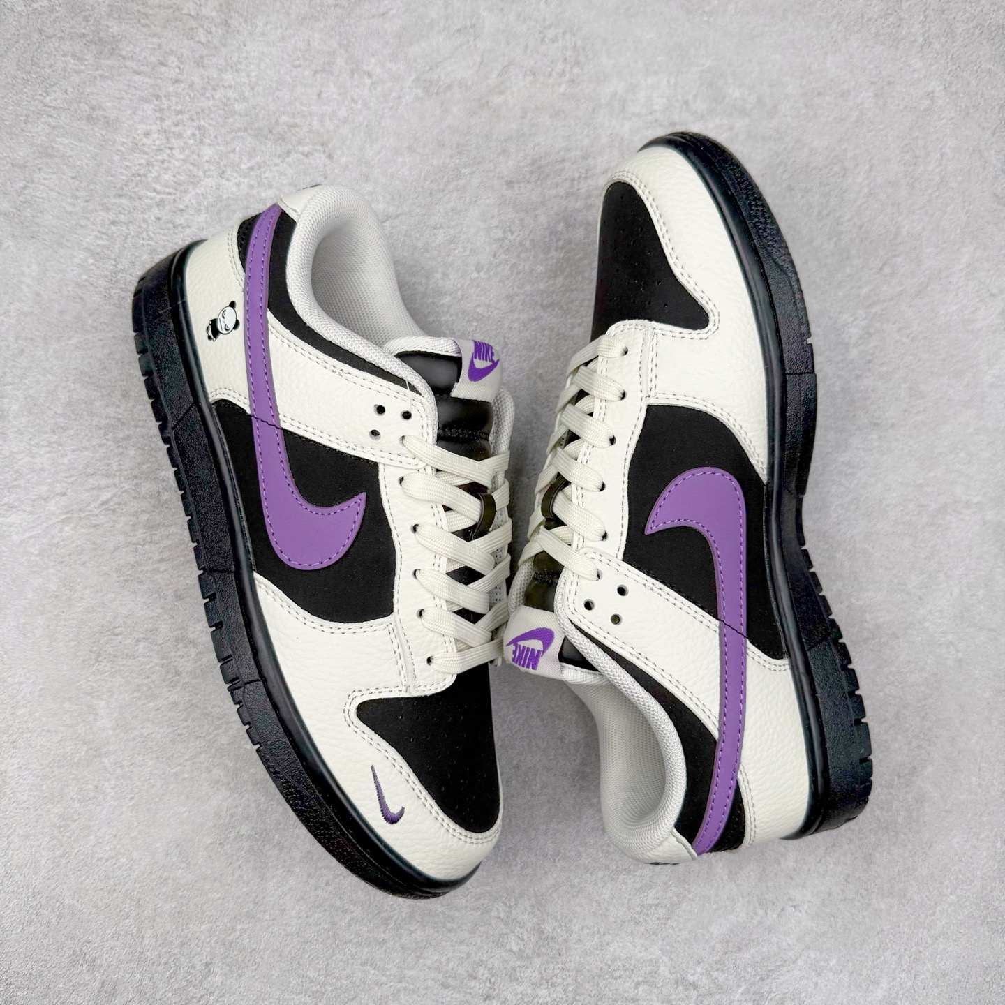 图片[3]-NK Dunk Low 定制配色 KK1333-041 大厂出品 极力推荐 原装头层材料 独家版型蒸餾加工帶來的是更好的视觉和脚感体验大厂纯原品质出货 清洁度 电绣工艺 皮料切割干净无任何毛边 细节完美 实拍调校N版已经零色差零失真 百分百还原实物色彩所见即所得 不存在货不对板色差等低级问题 选购参考实物拍摄 不混卖不参货 只用心做好货严格选品 承诺混一赔十 尺码：36 36.5 37.5 38 38.5 39 40 40.5 41 42 42.5 43 44 44.5 45-选品中心