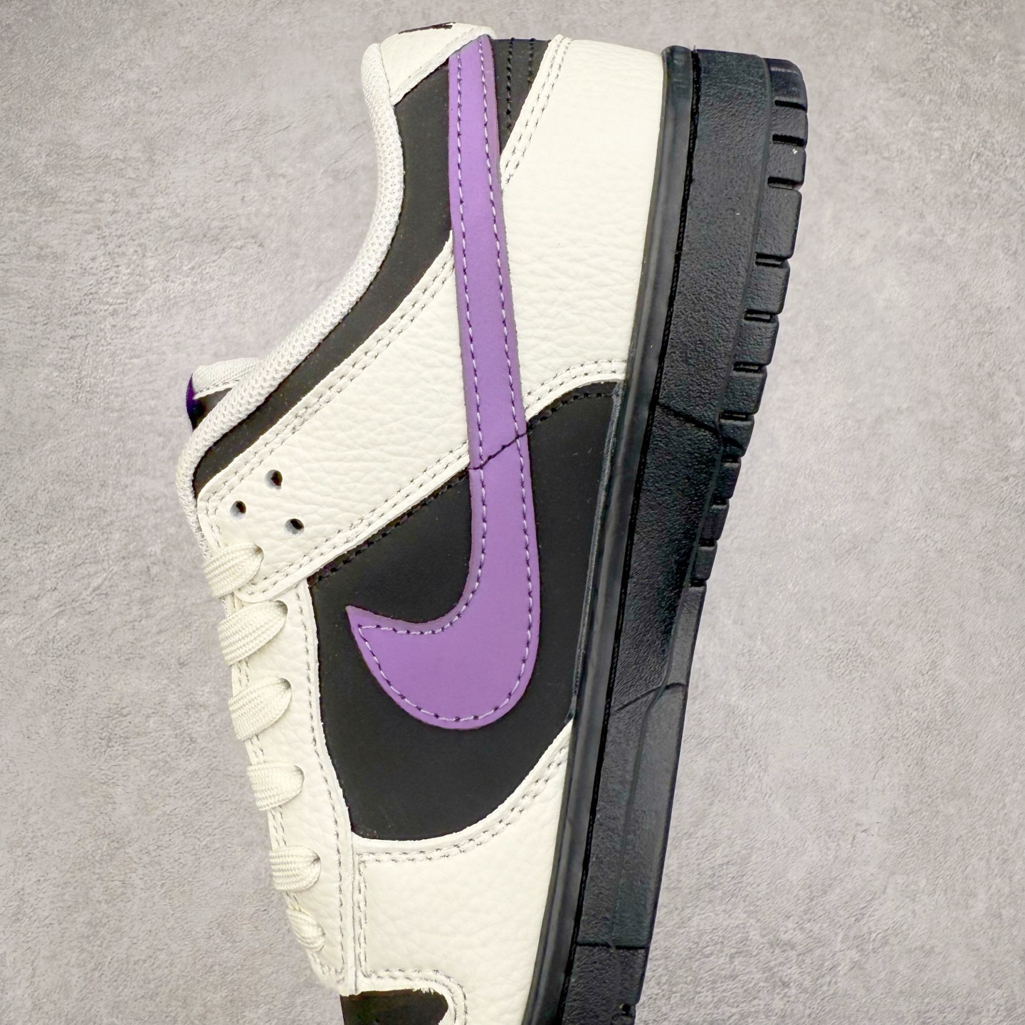 图片[7]-NK Dunk Low 定制配色 KK1333-041 大厂出品 极力推荐 原装头层材料 独家版型蒸餾加工帶來的是更好的视觉和脚感体验大厂纯原品质出货 清洁度 电绣工艺 皮料切割干净无任何毛边 细节完美 实拍调校N版已经零色差零失真 百分百还原实物色彩所见即所得 不存在货不对板色差等低级问题 选购参考实物拍摄 不混卖不参货 只用心做好货严格选品 承诺混一赔十 尺码：36 36.5 37.5 38 38.5 39 40 40.5 41 42 42.5 43 44 44.5 45-选品中心