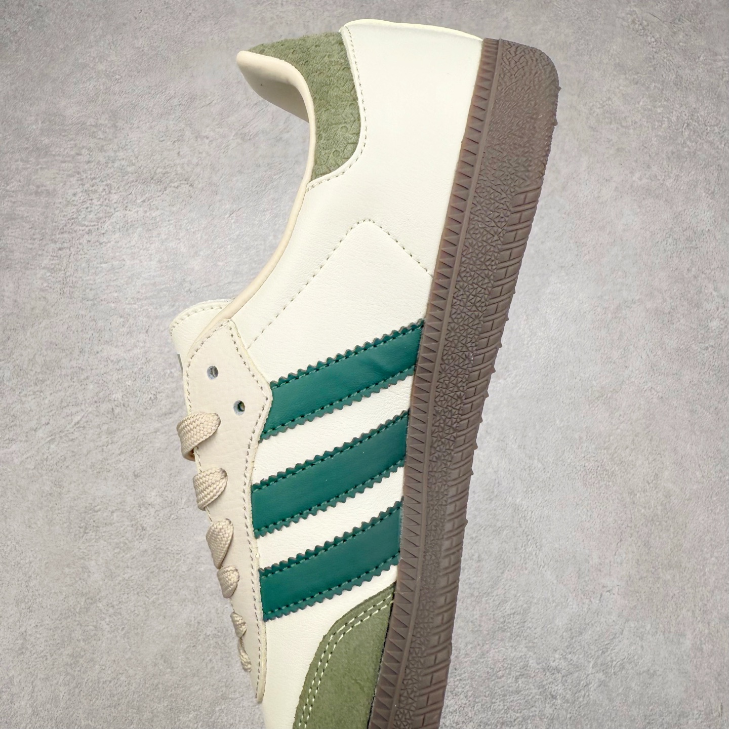 图片[7]-＃C2 AD Original Samba OG 复古经典轻便板鞋 定制配色 GJ75804 这款桑巴鞋展示了高质量的工艺 带有装饰的超锁缝制和无缝的手感 柔软、柔软的皮革造型和标志性的3条纹完成了精致的外观 正规合身鞋带 鞋面上有绒面鞋垫 橡胶鞋底 享受正畸套筒软感 自50年代首次亮相以来就一直在赢得粉丝的青睐 尺码：36 36.5 37.5 38 38.5 39 40 40.5 41 42 42.5 43 44 44.5 45-选品中心