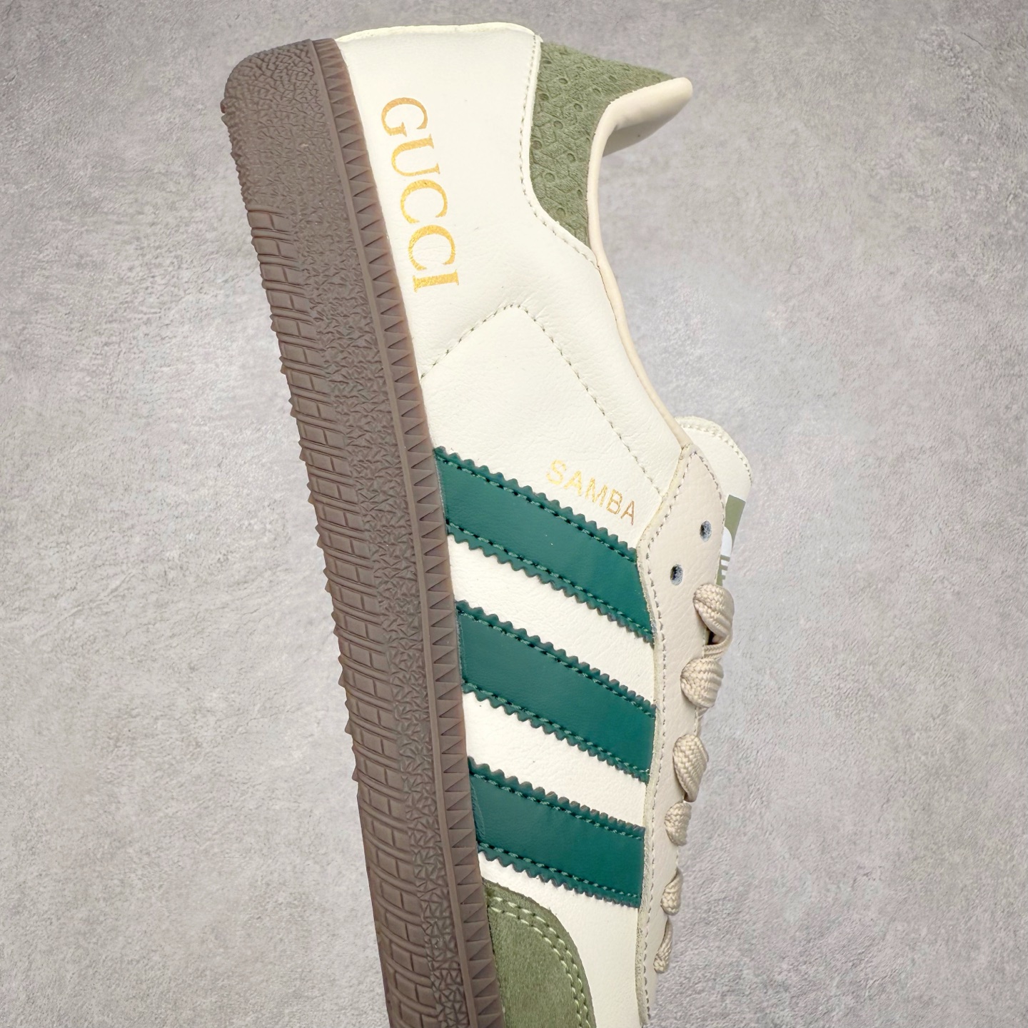 图片[6]-＃C2 AD Original Samba OG 复古经典轻便板鞋 定制配色 GJ75804 这款桑巴鞋展示了高质量的工艺 带有装饰的超锁缝制和无缝的手感 柔软、柔软的皮革造型和标志性的3条纹完成了精致的外观 正规合身鞋带 鞋面上有绒面鞋垫 橡胶鞋底 享受正畸套筒软感 自50年代首次亮相以来就一直在赢得粉丝的青睐 尺码：36 36.5 37.5 38 38.5 39 40 40.5 41 42 42.5 43 44 44.5 45-选品中心