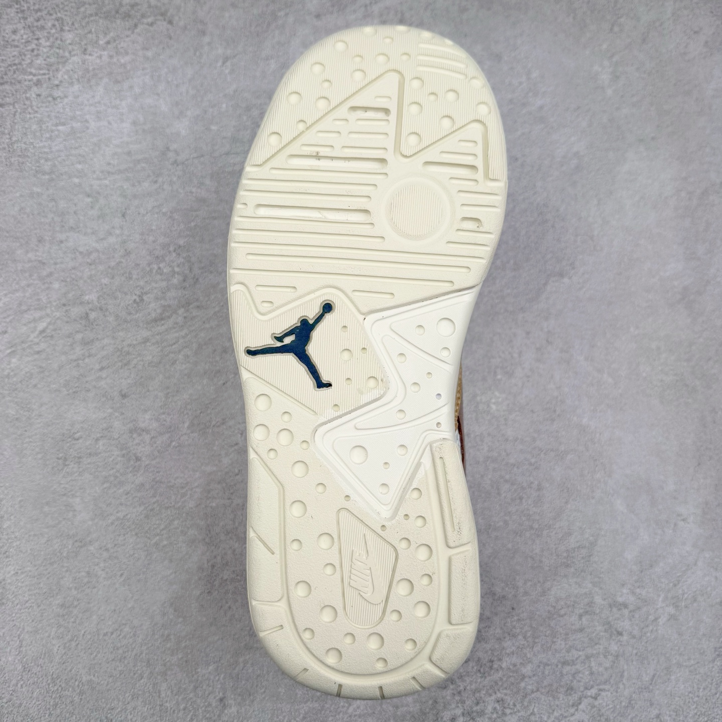 图片[9]-Jordan CMFT Era 时尚舒适 耐磨 低帮 复古篮球鞋 实拍调校N版已经零色差零失真 百分百还原实物色彩所见即所得 不存在货不对板色差等低级问题 选购参考实物拍摄 不混卖不参货 只用心做好货严格选品 承诺混一赔十 尺码：36 36.5 37.5 38 38.5 39 40 40.5 41 42 42.5 43 44 44.5 45 46-选品中心