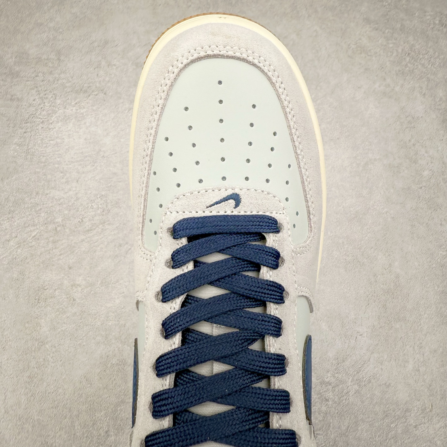 图片[4]-NK Air Force 1´07 Low 空军一号低帮百搭休闲运动板鞋 IB6388-003 柔软、弹性十足的缓震性能和出色的中底设计 横跨复古与现代的外型结合 造就出风靡全球 三十多年的Force 1 直到今天还深受青睐 实拍调校N版已经零色差零失真 百分百还原实物色彩所见即所得 不存在货不对板色差等低级问题 选购参考实物拍摄 不混卖不参货 只用心做好货严格选品 承诺混一赔十 尺码：36 36.5 37.5 38 38.5 39 40 40.5 41 42 42.5 43 44 44.5 45-选品中心