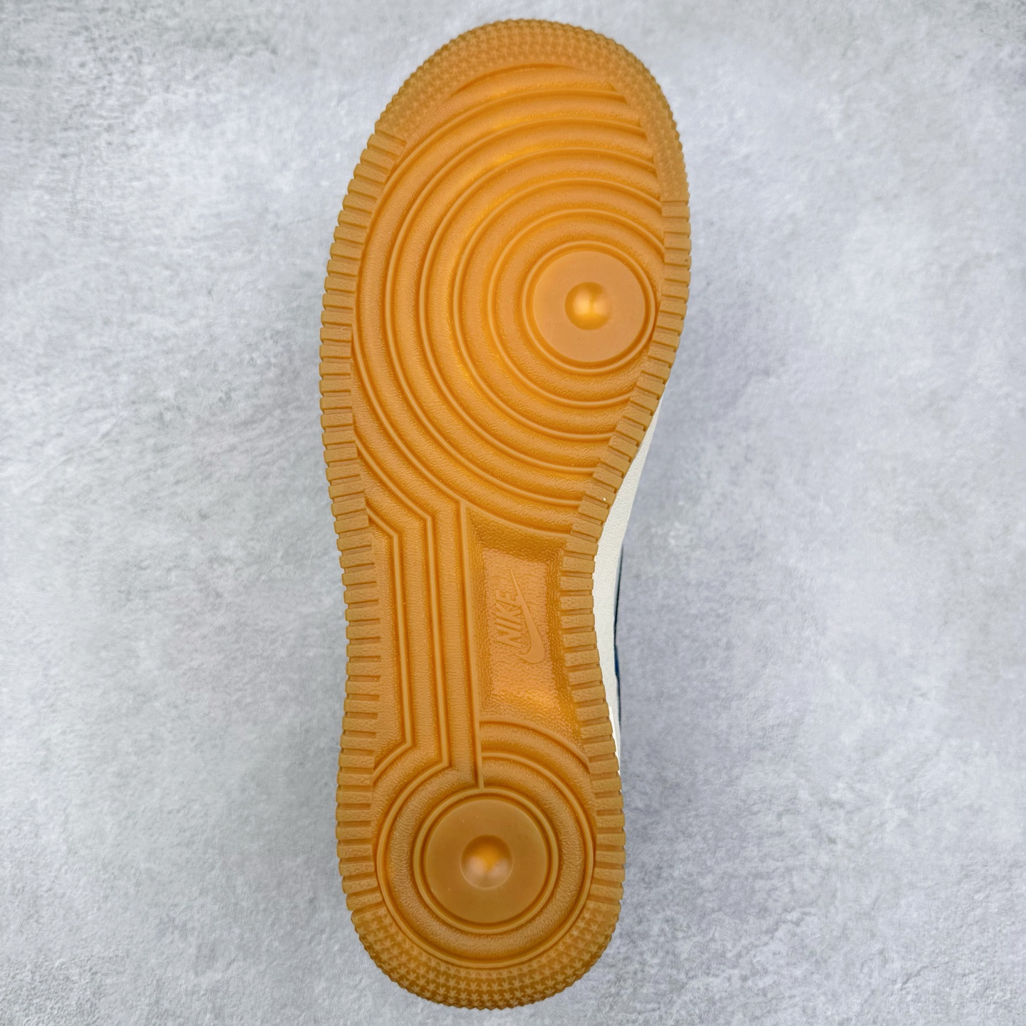 图片[9]-NK Air Force 1´07 Low 空军一号低帮百搭休闲运动板鞋 IB6388-003 柔软、弹性十足的缓震性能和出色的中底设计 横跨复古与现代的外型结合 造就出风靡全球 三十多年的Force 1 直到今天还深受青睐 实拍调校N版已经零色差零失真 百分百还原实物色彩所见即所得 不存在货不对板色差等低级问题 选购参考实物拍摄 不混卖不参货 只用心做好货严格选品 承诺混一赔十 尺码：36 36.5 37.5 38 38.5 39 40 40.5 41 42 42.5 43 44 44.5 45-选品中心