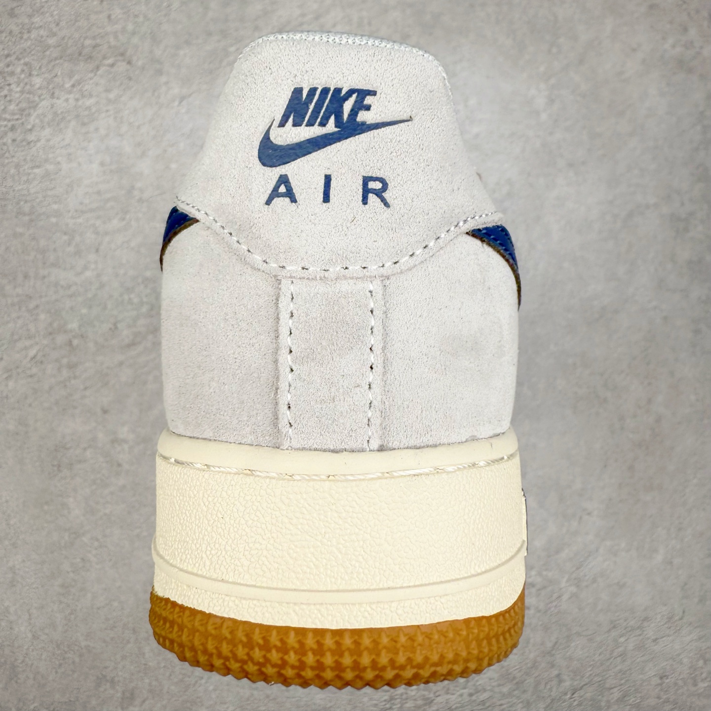 图片[8]-NK Air Force 1´07 Low 空军一号低帮百搭休闲运动板鞋 IB6388-003 柔软、弹性十足的缓震性能和出色的中底设计 横跨复古与现代的外型结合 造就出风靡全球 三十多年的Force 1 直到今天还深受青睐 实拍调校N版已经零色差零失真 百分百还原实物色彩所见即所得 不存在货不对板色差等低级问题 选购参考实物拍摄 不混卖不参货 只用心做好货严格选品 承诺混一赔十 尺码：36 36.5 37.5 38 38.5 39 40 40.5 41 42 42.5 43 44 44.5 45-选品中心