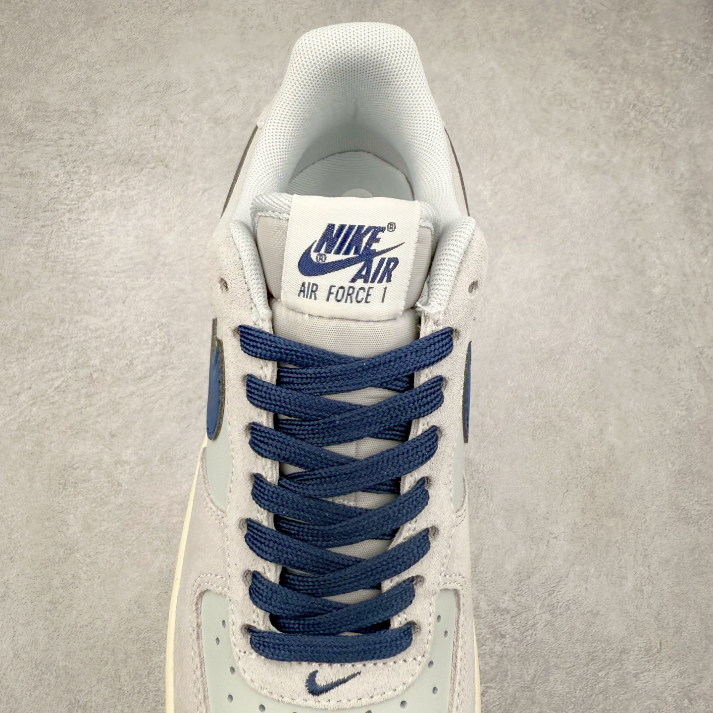 图片[5]-NK Air Force 1´07 Low 空军一号低帮百搭休闲运动板鞋 IB6388-003 柔软、弹性十足的缓震性能和出色的中底设计 横跨复古与现代的外型结合 造就出风靡全球 三十多年的Force 1 直到今天还深受青睐 实拍调校N版已经零色差零失真 百分百还原实物色彩所见即所得 不存在货不对板色差等低级问题 选购参考实物拍摄 不混卖不参货 只用心做好货严格选品 承诺混一赔十 尺码：36 36.5 37.5 38 38.5 39 40 40.5 41 42 42.5 43 44 44.5 45-选品中心