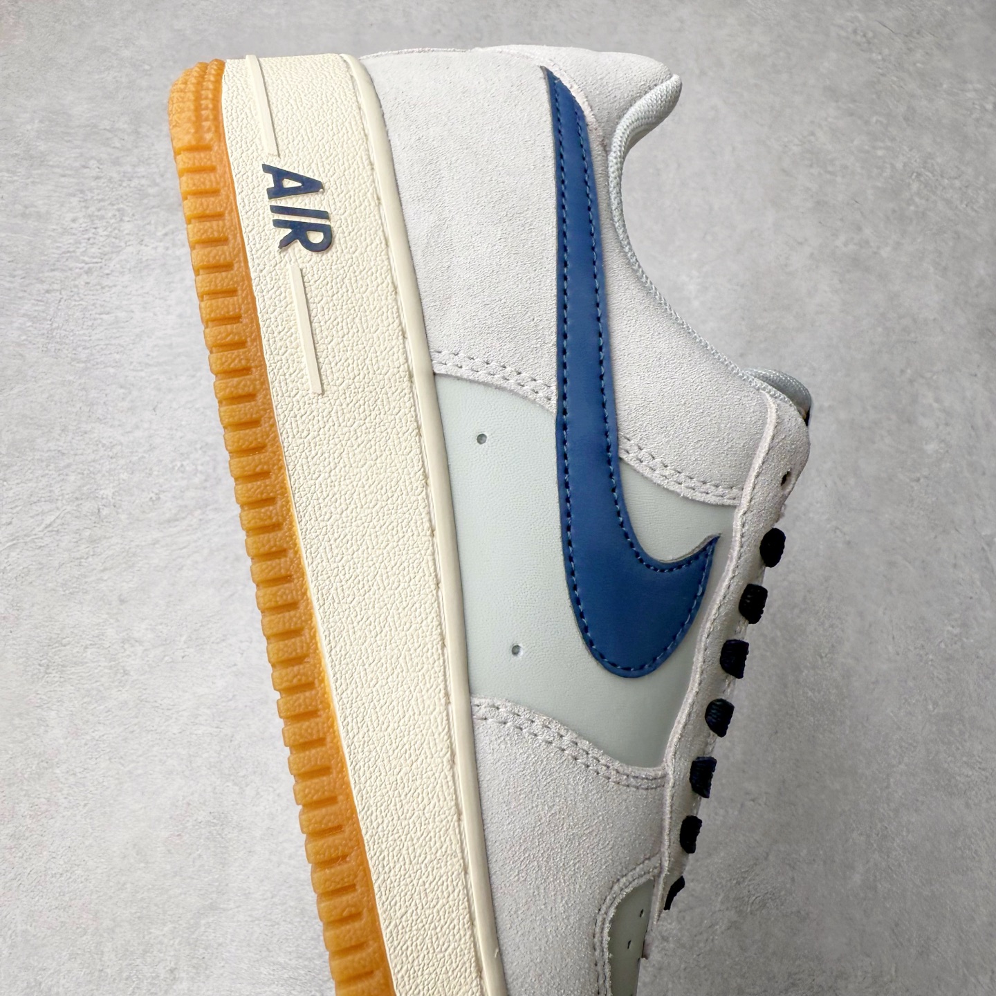 图片[6]-NK Air Force 1´07 Low 空军一号低帮百搭休闲运动板鞋 IB6388-003 柔软、弹性十足的缓震性能和出色的中底设计 横跨复古与现代的外型结合 造就出风靡全球 三十多年的Force 1 直到今天还深受青睐 实拍调校N版已经零色差零失真 百分百还原实物色彩所见即所得 不存在货不对板色差等低级问题 选购参考实物拍摄 不混卖不参货 只用心做好货严格选品 承诺混一赔十 尺码：36 36.5 37.5 38 38.5 39 40 40.5 41 42 42.5 43 44 44.5 45-选品中心