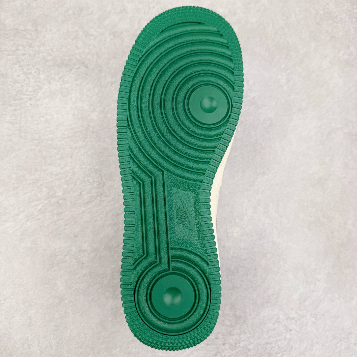 图片[9]-NK Air Force 1´07 Low 空军一号低帮百搭休闲运动板鞋 KJ1688-002 柔软、弹性十足的缓震性能和出色的中底设计 横跨复古与现代的外型结合 造就出风靡全球 三十多年的Force 1 直到今天还深受青睐 实拍调校N版已经零色差零失真 百分百还原实物色彩所见即所得 不存在货不对板色差等低级问题 选购参考实物拍摄 不混卖不参货 只用心做好货严格选品 承诺混一赔十 尺码：36 36.5 37.5 38 38.5 39 40 40.5 41 42 42.5 43 44 44.5 45-选品中心