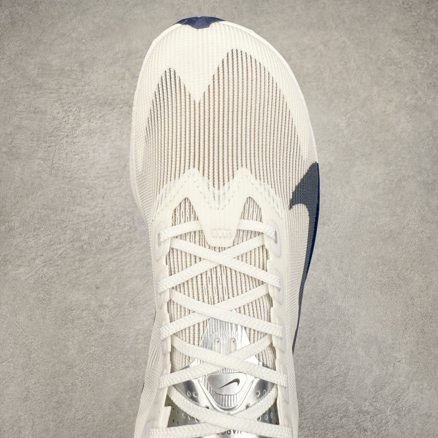 图片[4]-Jakob A. Ingebrigtsen x NK Zoom VaporFly Next 4% 舒适百搭透气回弹低帮短跑马拉松跑步鞋 采用精致醒目设计，精准诠释雅各布·因格布里格森的风格，聚焦他的核心信念：家庭与夺冠。该鞋款在前代鞋款的基础上减轻重量，但不影响性能表现。碳纤维 Flyplate 结合出众回弹的ZoomX泡绵中底，缔造比赛日佳选，令你快意难挡，疾速冲刺。这款公路竞速跑步鞋具备匠心品质，无论是日常畅跑还是马拉松，皆可轻松驾驭，是雅各布的信赖之选。尺码：36 36.5 37.5 38 38.5 39 40 40.5 41 42 42.5 43 44 44.5 45-选品中心