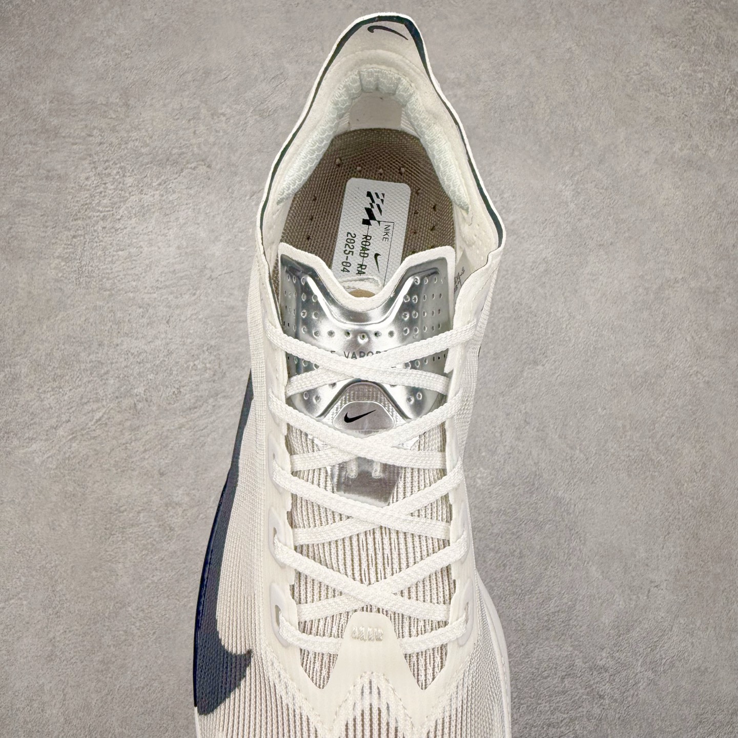 图片[5]-Jakob A. Ingebrigtsen x NK Zoom VaporFly Next 4% 舒适百搭透气回弹低帮短跑马拉松跑步鞋 采用精致醒目设计，精准诠释雅各布·因格布里格森的风格，聚焦他的核心信念：家庭与夺冠。该鞋款在前代鞋款的基础上减轻重量，但不影响性能表现。碳纤维 Flyplate 结合出众回弹的ZoomX泡绵中底，缔造比赛日佳选，令你快意难挡，疾速冲刺。这款公路竞速跑步鞋具备匠心品质，无论是日常畅跑还是马拉松，皆可轻松驾驭，是雅各布的信赖之选。尺码：36 36.5 37.5 38 38.5 39 40 40.5 41 42 42.5 43 44 44.5 45-选品中心