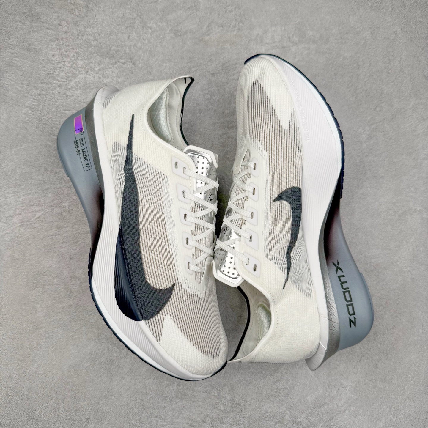 图片[3]-Jakob A. Ingebrigtsen x NK Zoom VaporFly Next 4% 舒适百搭透气回弹低帮短跑马拉松跑步鞋 采用精致醒目设计，精准诠释雅各布·因格布里格森的风格，聚焦他的核心信念：家庭与夺冠。该鞋款在前代鞋款的基础上减轻重量，但不影响性能表现。碳纤维 Flyplate 结合出众回弹的ZoomX泡绵中底，缔造比赛日佳选，令你快意难挡，疾速冲刺。这款公路竞速跑步鞋具备匠心品质，无论是日常畅跑还是马拉松，皆可轻松驾驭，是雅各布的信赖之选。尺码：36 36.5 37.5 38 38.5 39 40 40.5 41 42 42.5 43 44 44.5 45-选品中心