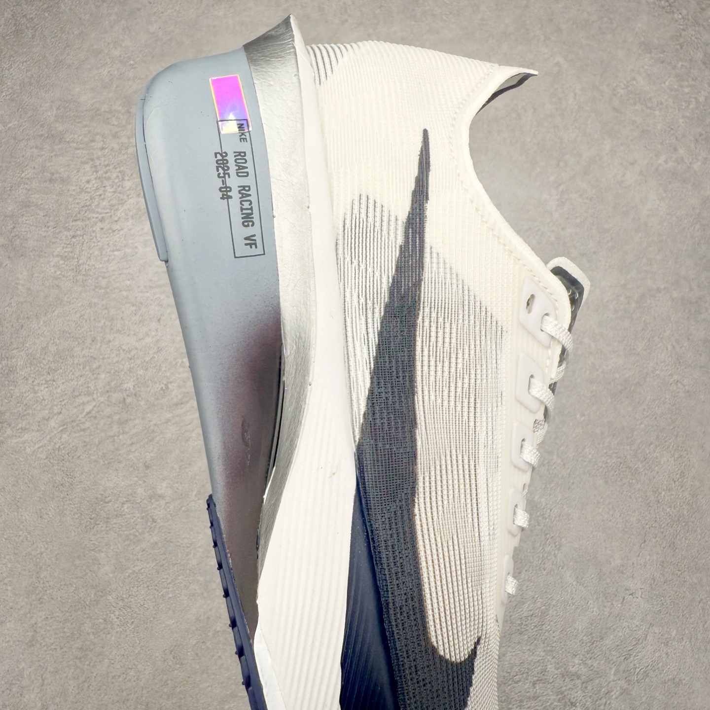 图片[6]-Jakob A. Ingebrigtsen x NK Zoom VaporFly Next 4% 舒适百搭透气回弹低帮短跑马拉松跑步鞋 采用精致醒目设计，精准诠释雅各布·因格布里格森的风格，聚焦他的核心信念：家庭与夺冠。该鞋款在前代鞋款的基础上减轻重量，但不影响性能表现。碳纤维 Flyplate 结合出众回弹的ZoomX泡绵中底，缔造比赛日佳选，令你快意难挡，疾速冲刺。这款公路竞速跑步鞋具备匠心品质，无论是日常畅跑还是马拉松，皆可轻松驾驭，是雅各布的信赖之选。尺码：36 36.5 37.5 38 38.5 39 40 40.5 41 42 42.5 43 44 44.5 45-选品中心