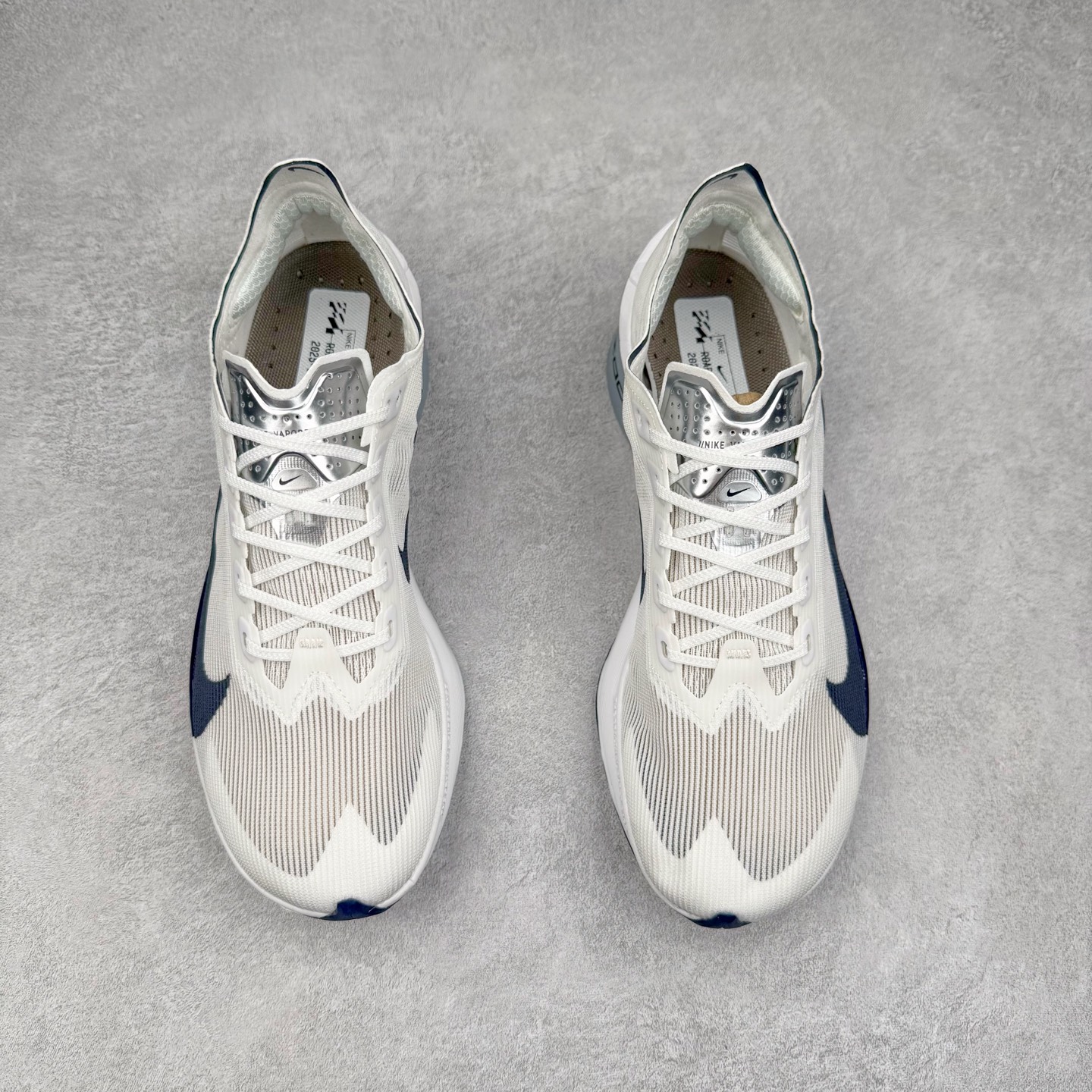 图片[2]-Jakob A. Ingebrigtsen x NK Zoom VaporFly Next 4% 舒适百搭透气回弹低帮短跑马拉松跑步鞋 采用精致醒目设计，精准诠释雅各布·因格布里格森的风格，聚焦他的核心信念：家庭与夺冠。该鞋款在前代鞋款的基础上减轻重量，但不影响性能表现。碳纤维 Flyplate 结合出众回弹的ZoomX泡绵中底，缔造比赛日佳选，令你快意难挡，疾速冲刺。这款公路竞速跑步鞋具备匠心品质，无论是日常畅跑还是马拉松，皆可轻松驾驭，是雅各布的信赖之选。尺码：36 36.5 37.5 38 38.5 39 40 40.5 41 42 42.5 43 44 44.5 45-选品中心