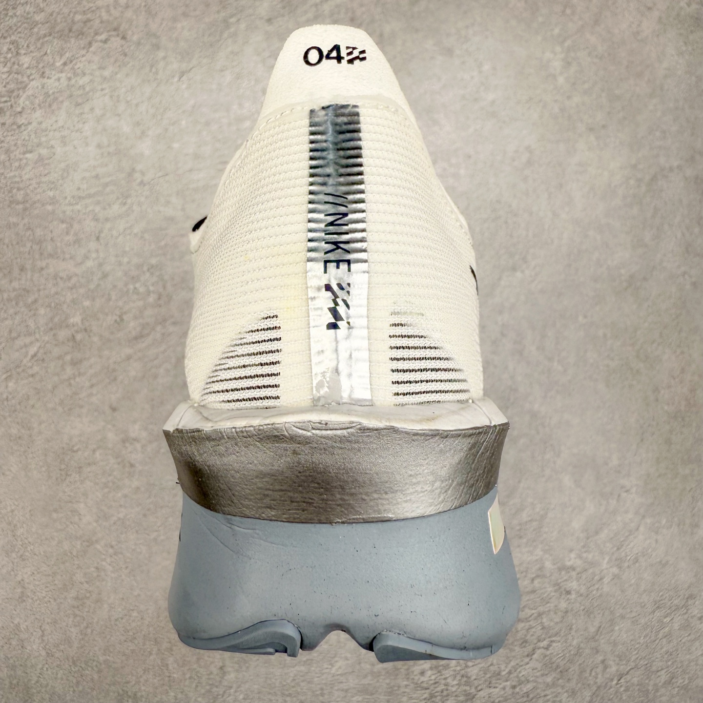 图片[8]-Jakob A. Ingebrigtsen x NK Zoom VaporFly Next 4% 舒适百搭透气回弹低帮短跑马拉松跑步鞋 采用精致醒目设计，精准诠释雅各布·因格布里格森的风格，聚焦他的核心信念：家庭与夺冠。该鞋款在前代鞋款的基础上减轻重量，但不影响性能表现。碳纤维 Flyplate 结合出众回弹的ZoomX泡绵中底，缔造比赛日佳选，令你快意难挡，疾速冲刺。这款公路竞速跑步鞋具备匠心品质，无论是日常畅跑还是马拉松，皆可轻松驾驭，是雅各布的信赖之选。尺码：36 36.5 37.5 38 38.5 39 40 40.5 41 42 42.5 43 44 44.5 45-选品中心