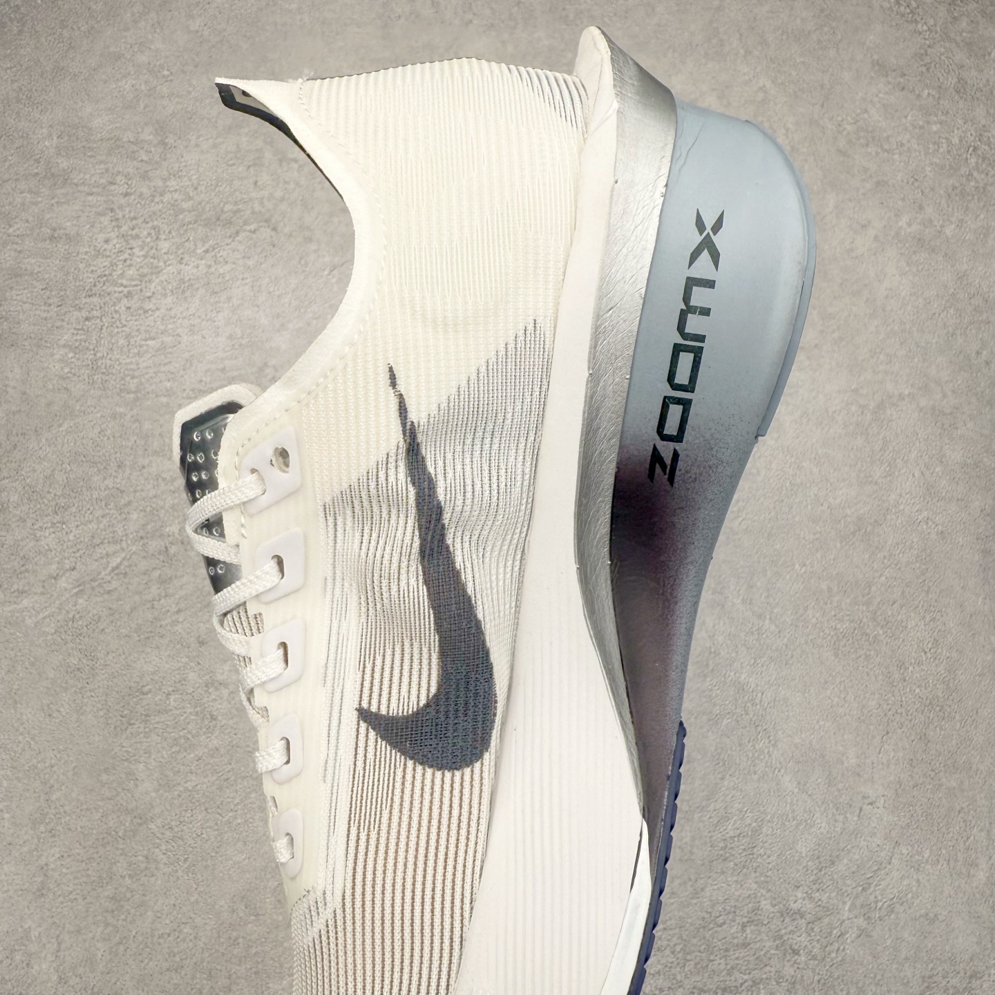 图片[7]-Jakob A. Ingebrigtsen x NK Zoom VaporFly Next 4% 舒适百搭透气回弹低帮短跑马拉松跑步鞋 采用精致醒目设计，精准诠释雅各布·因格布里格森的风格，聚焦他的核心信念：家庭与夺冠。该鞋款在前代鞋款的基础上减轻重量，但不影响性能表现。碳纤维 Flyplate 结合出众回弹的ZoomX泡绵中底，缔造比赛日佳选，令你快意难挡，疾速冲刺。这款公路竞速跑步鞋具备匠心品质，无论是日常畅跑还是马拉松，皆可轻松驾驭，是雅各布的信赖之选。尺码：36 36.5 37.5 38 38.5 39 40 40.5 41 42 42.5 43 44 44.5 45-选品中心