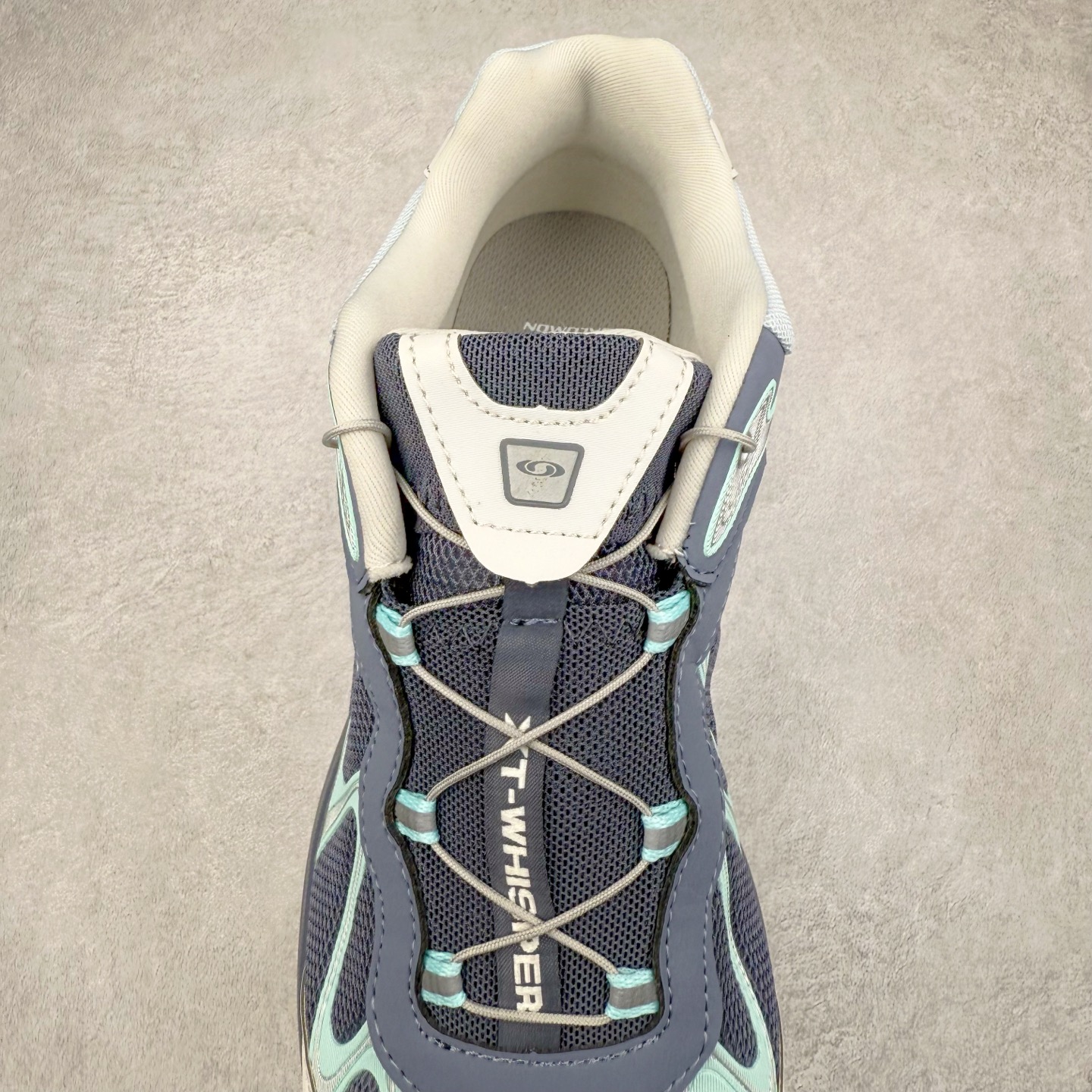 图片[5]-＃HP SALOMON XT-WHISPER 萨洛蒙圆头防滑耐磨低帮休闲越野训练城市通勤跑步鞋 男女同款 浅棕色 纯原外贸平台特供订单 耗时半年巨作 全套原纸板楦头开发 原厂特供网布配套加持 确保原汁原味 完美呈现版型 原档数据独家私模五层组合大底 男女鞋同步官方开发至46.5 原装Ortholite轻量化鞋垫 中底布带钢印编号 原厂TPU锁扣 进口港宝加持 后跟自然饱满 还原公司包裹性 鞋面以“锯齿”状的包裹系统呈现 在基色底之下加入了各种色点缀 将公司的最新技术和时尚前卫的造型融入耐用的长跑款式中 鞋面由 TPU 薄膜制成 并焊接在高耐磨网眼上 使其既时尚又坚固 由 ACS底盘支撑 可增强稳定性和支撑力 以及由橡胶凸耳 Contragrip外底覆盖的 EVA 缓冲中底 旨在应对崎岖的地形 鞋舌上的彩色Salomon 标签、Quicklace 系统以及鞋头、鞋舌和鞋跟上的附加品牌使细节更加完美 让穿着者可以轻松驾驭户外与通勤下的任何运动生活场景 无缝鞋身户外随意纵横 颜值与脚感兼备 出街通勤 绝对非常吸睛 你值得拥有 尺码：36 36.5 37.5 38 38.5 39 40 40.5 41 42 42.5 43 44 44.5 45 46 46.5 注意：偏小1码-选品中心