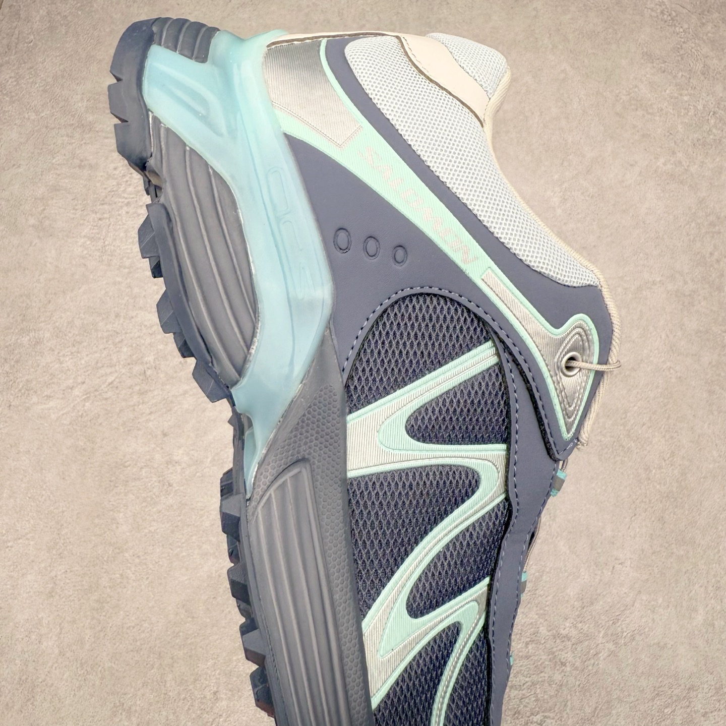 图片[6]-＃HP SALOMON XT-WHISPER 萨洛蒙圆头防滑耐磨低帮休闲越野训练城市通勤跑步鞋 男女同款 浅棕色 纯原外贸平台特供订单 耗时半年巨作 全套原纸板楦头开发 原厂特供网布配套加持 确保原汁原味 完美呈现版型 原档数据独家私模五层组合大底 男女鞋同步官方开发至46.5 原装Ortholite轻量化鞋垫 中底布带钢印编号 原厂TPU锁扣 进口港宝加持 后跟自然饱满 还原公司包裹性 鞋面以“锯齿”状的包裹系统呈现 在基色底之下加入了各种色点缀 将公司的最新技术和时尚前卫的造型融入耐用的长跑款式中 鞋面由 TPU 薄膜制成 并焊接在高耐磨网眼上 使其既时尚又坚固 由 ACS底盘支撑 可增强稳定性和支撑力 以及由橡胶凸耳 Contragrip外底覆盖的 EVA 缓冲中底 旨在应对崎岖的地形 鞋舌上的彩色Salomon 标签、Quicklace 系统以及鞋头、鞋舌和鞋跟上的附加品牌使细节更加完美 让穿着者可以轻松驾驭户外与通勤下的任何运动生活场景 无缝鞋身户外随意纵横 颜值与脚感兼备 出街通勤 绝对非常吸睛 你值得拥有 尺码：36 36.5 37.5 38 38.5 39 40 40.5 41 42 42.5 43 44 44.5 45 46 46.5 注意：偏小1码-选品中心