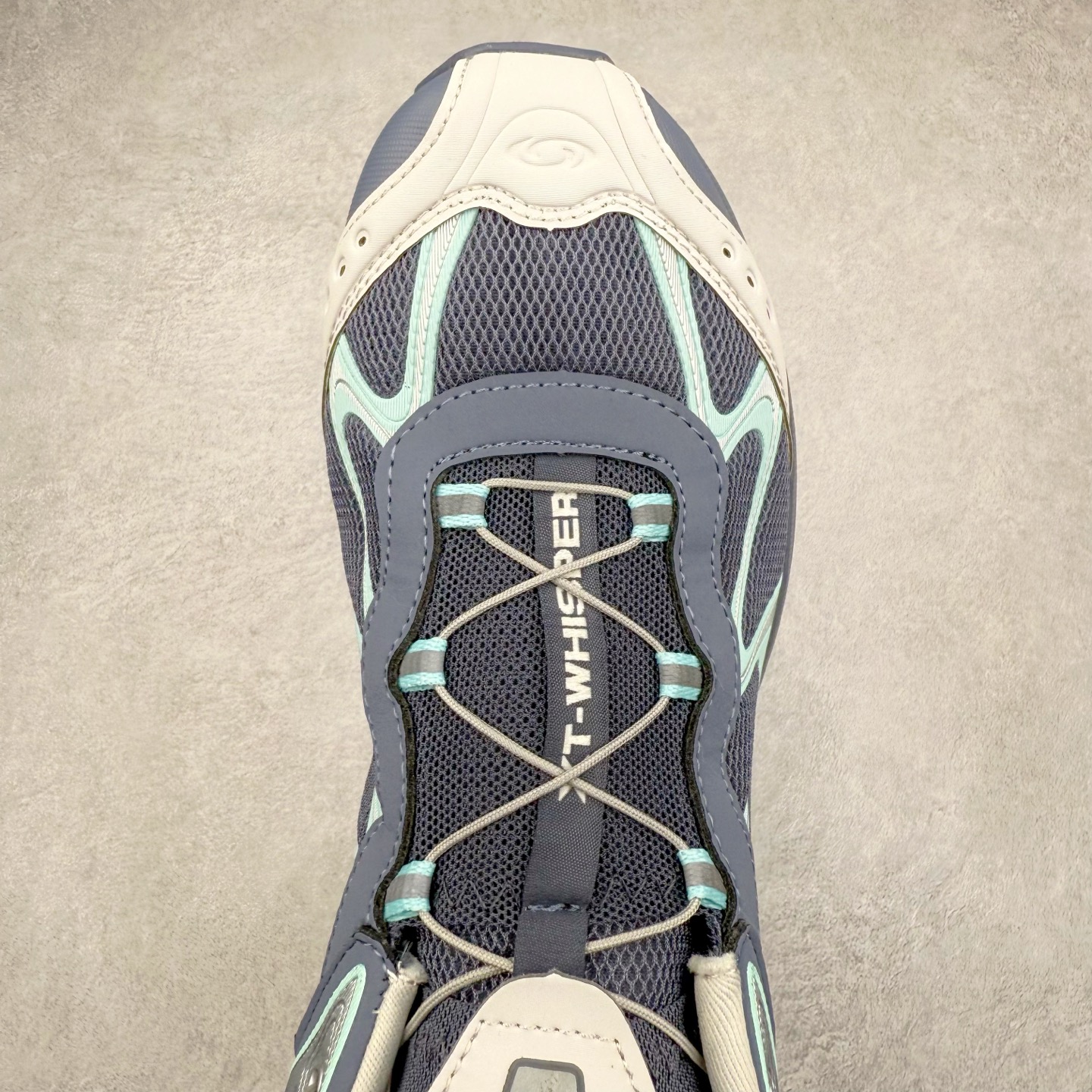 图片[4]-＃HP SALOMON XT-WHISPER 萨洛蒙圆头防滑耐磨低帮休闲越野训练城市通勤跑步鞋 男女同款 浅棕色 纯原外贸平台特供订单 耗时半年巨作 全套原纸板楦头开发 原厂特供网布配套加持 确保原汁原味 完美呈现版型 原档数据独家私模五层组合大底 男女鞋同步官方开发至46.5 原装Ortholite轻量化鞋垫 中底布带钢印编号 原厂TPU锁扣 进口港宝加持 后跟自然饱满 还原公司包裹性 鞋面以“锯齿”状的包裹系统呈现 在基色底之下加入了各种色点缀 将公司的最新技术和时尚前卫的造型融入耐用的长跑款式中 鞋面由 TPU 薄膜制成 并焊接在高耐磨网眼上 使其既时尚又坚固 由 ACS底盘支撑 可增强稳定性和支撑力 以及由橡胶凸耳 Contragrip外底覆盖的 EVA 缓冲中底 旨在应对崎岖的地形 鞋舌上的彩色Salomon 标签、Quicklace 系统以及鞋头、鞋舌和鞋跟上的附加品牌使细节更加完美 让穿着者可以轻松驾驭户外与通勤下的任何运动生活场景 无缝鞋身户外随意纵横 颜值与脚感兼备 出街通勤 绝对非常吸睛 你值得拥有 尺码：36 36.5 37.5 38 38.5 39 40 40.5 41 42 42.5 43 44 44.5 45 46 46.5 注意：偏小1码-选品中心