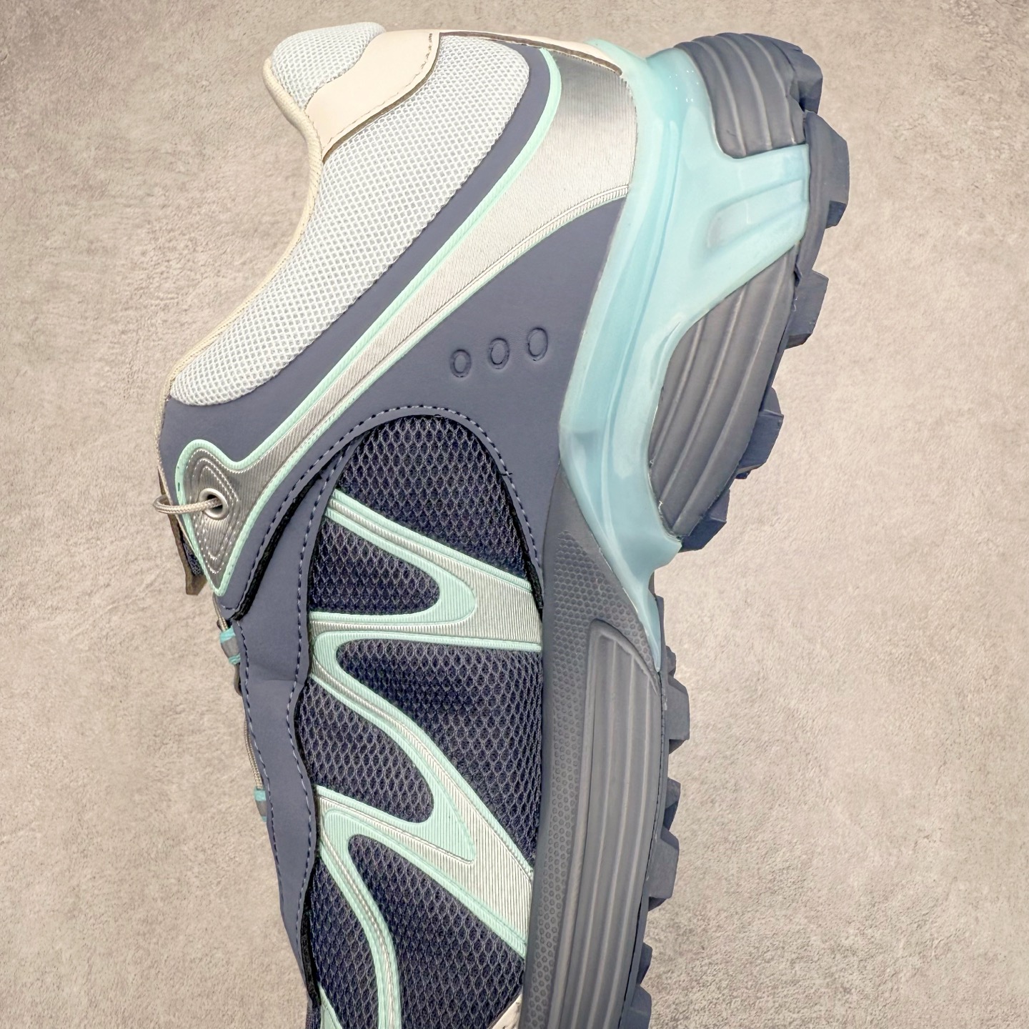 图片[7]-＃HP SALOMON XT-WHISPER 萨洛蒙圆头防滑耐磨低帮休闲越野训练城市通勤跑步鞋 男女同款 浅棕色 纯原外贸平台特供订单 耗时半年巨作 全套原纸板楦头开发 原厂特供网布配套加持 确保原汁原味 完美呈现版型 原档数据独家私模五层组合大底 男女鞋同步官方开发至46.5 原装Ortholite轻量化鞋垫 中底布带钢印编号 原厂TPU锁扣 进口港宝加持 后跟自然饱满 还原公司包裹性 鞋面以“锯齿”状的包裹系统呈现 在基色底之下加入了各种色点缀 将公司的最新技术和时尚前卫的造型融入耐用的长跑款式中 鞋面由 TPU 薄膜制成 并焊接在高耐磨网眼上 使其既时尚又坚固 由 ACS底盘支撑 可增强稳定性和支撑力 以及由橡胶凸耳 Contragrip外底覆盖的 EVA 缓冲中底 旨在应对崎岖的地形 鞋舌上的彩色Salomon 标签、Quicklace 系统以及鞋头、鞋舌和鞋跟上的附加品牌使细节更加完美 让穿着者可以轻松驾驭户外与通勤下的任何运动生活场景 无缝鞋身户外随意纵横 颜值与脚感兼备 出街通勤 绝对非常吸睛 你值得拥有 尺码：36 36.5 37.5 38 38.5 39 40 40.5 41 42 42.5 43 44 44.5 45 46 46.5 注意：偏小1码-选品中心