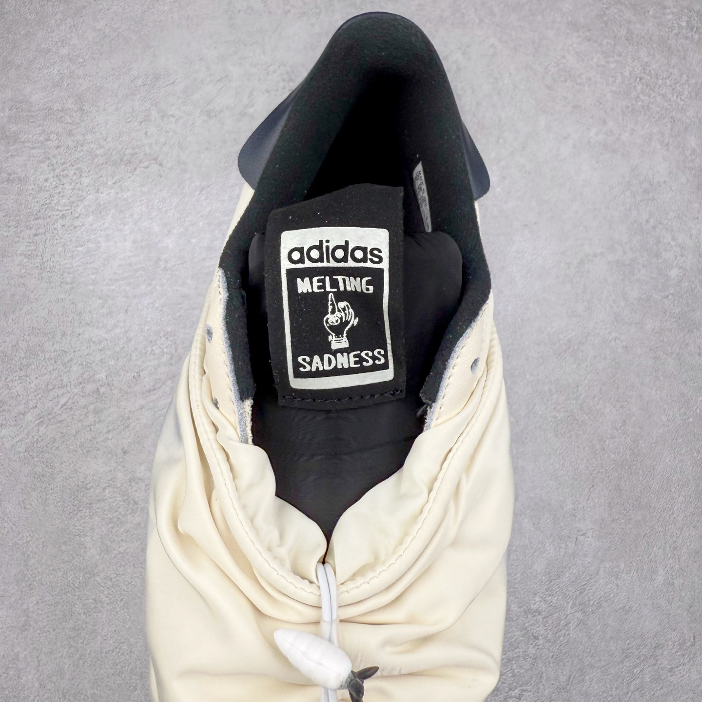 图片[5]-AD Originals Superstar 经典复古贝壳头板鞋 ID9475 诞生于1969年 是第一双将全皮面鞋 身与橡胶鞋头结合在一起的低帮篮球鞋 Superstar最开始 是作为高帮篮球鞋Pro Model的低帮版本而出现的 但因为其独特和醒目的橡胶鞋头造型而让大家熟知 被大家形象地称为\\\”shelltoe\\\”贝壳头 在70年代的美国职业篮球场上 接近3/4的NBA球员都将这双Superstar作为场上用鞋 80年代之后 经过不断的改良和发展 Superstar逐渐成为横跨时装、音乐、街头文化、休闲和运动等各大领域的时尚潮鞋 尺码：36 36.5 37 38 38.5 39 40 40.5 41 42 42.5 43 44 44.5 45-选品中心