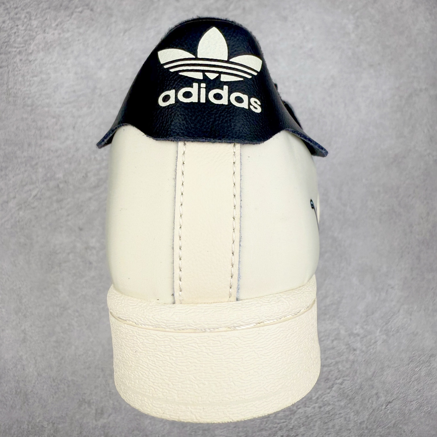 图片[8]-AD Originals Superstar 经典复古贝壳头板鞋 ID9475 诞生于1969年 是第一双将全皮面鞋 身与橡胶鞋头结合在一起的低帮篮球鞋 Superstar最开始 是作为高帮篮球鞋Pro Model的低帮版本而出现的 但因为其独特和醒目的橡胶鞋头造型而让大家熟知 被大家形象地称为\\\”shelltoe\\\”贝壳头 在70年代的美国职业篮球场上 接近3/4的NBA球员都将这双Superstar作为场上用鞋 80年代之后 经过不断的改良和发展 Superstar逐渐成为横跨时装、音乐、街头文化、休闲和运动等各大领域的时尚潮鞋 尺码：36 36.5 37 38 38.5 39 40 40.5 41 42 42.5 43 44 44.5 45-选品中心