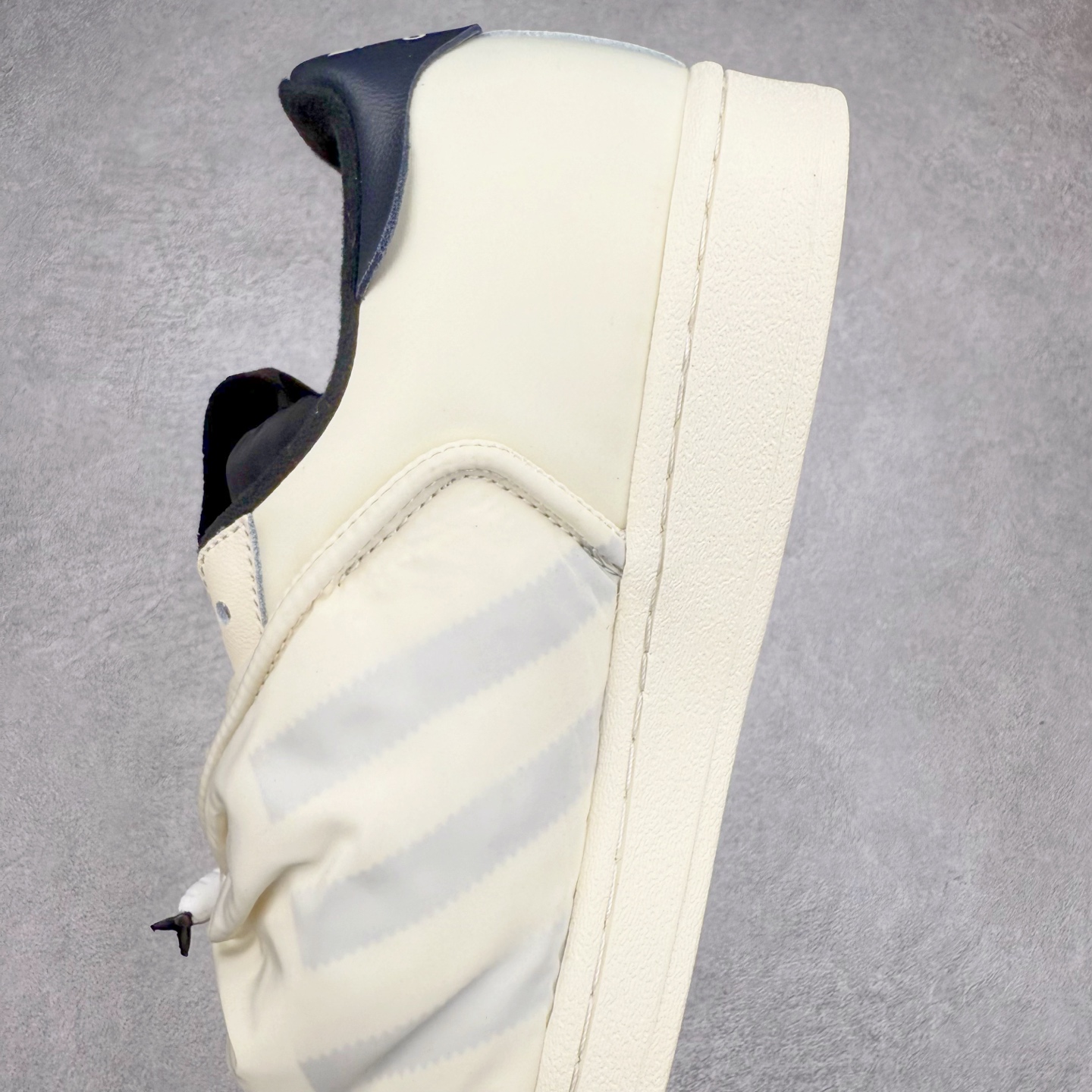 图片[7]-AD Originals Superstar 经典复古贝壳头板鞋 ID9475 诞生于1969年 是第一双将全皮面鞋 身与橡胶鞋头结合在一起的低帮篮球鞋 Superstar最开始 是作为高帮篮球鞋Pro Model的低帮版本而出现的 但因为其独特和醒目的橡胶鞋头造型而让大家熟知 被大家形象地称为\\\”shelltoe\\\”贝壳头 在70年代的美国职业篮球场上 接近3/4的NBA球员都将这双Superstar作为场上用鞋 80年代之后 经过不断的改良和发展 Superstar逐渐成为横跨时装、音乐、街头文化、休闲和运动等各大领域的时尚潮鞋 尺码：36 36.5 37 38 38.5 39 40 40.5 41 42 42.5 43 44 44.5 45-选品中心