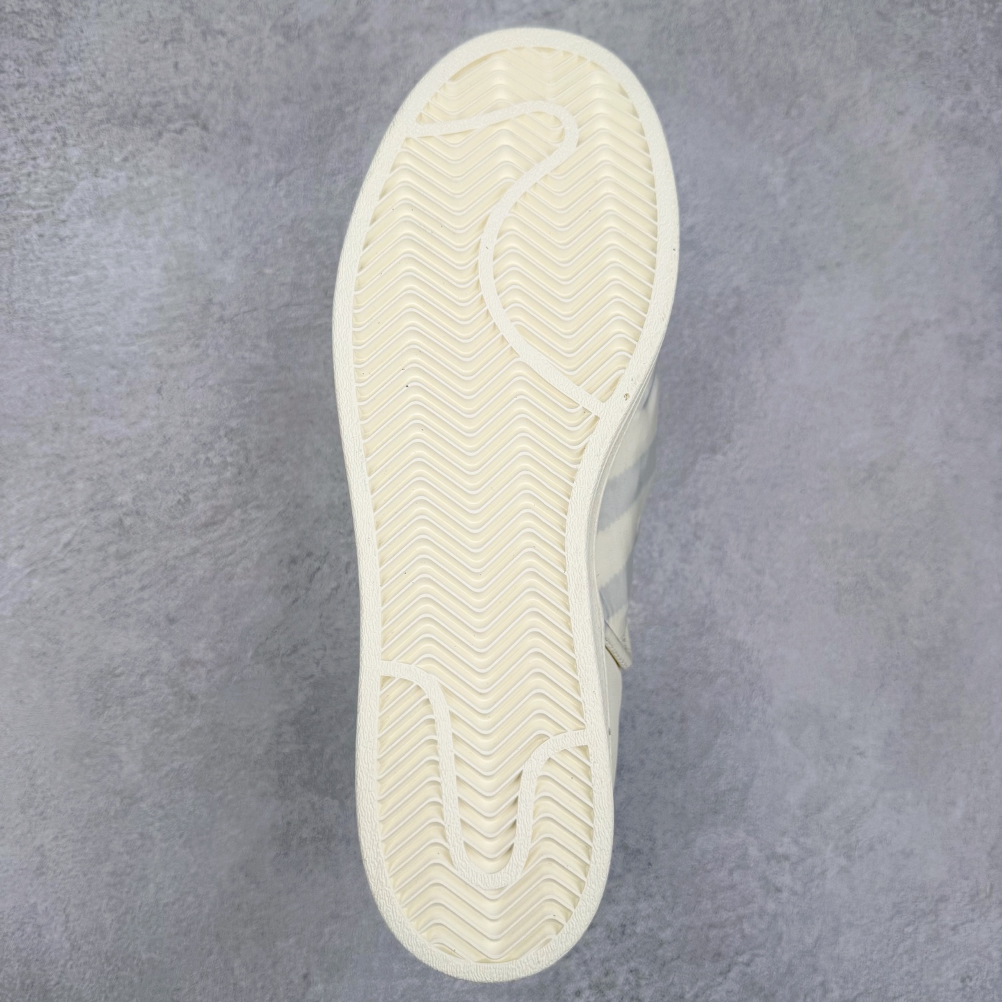 图片[9]-AD Originals Superstar 经典复古贝壳头板鞋 ID9475 诞生于1969年 是第一双将全皮面鞋 身与橡胶鞋头结合在一起的低帮篮球鞋 Superstar最开始 是作为高帮篮球鞋Pro Model的低帮版本而出现的 但因为其独特和醒目的橡胶鞋头造型而让大家熟知 被大家形象地称为\\\”shelltoe\\\”贝壳头 在70年代的美国职业篮球场上 接近3/4的NBA球员都将这双Superstar作为场上用鞋 80年代之后 经过不断的改良和发展 Superstar逐渐成为横跨时装、音乐、街头文化、休闲和运动等各大领域的时尚潮鞋 尺码：36 36.5 37 38 38.5 39 40 40.5 41 42 42.5 43 44 44.5 45-选品中心