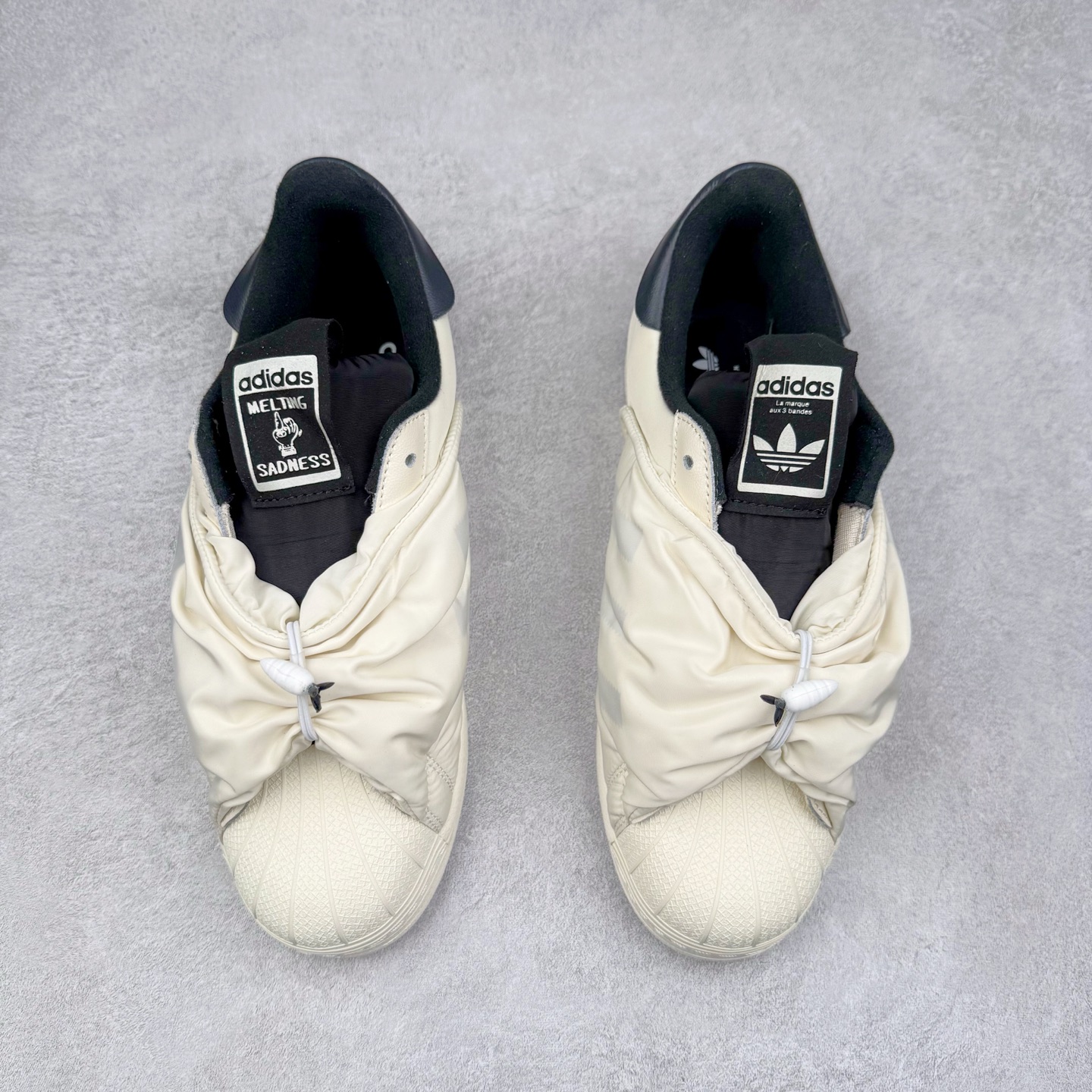 图片[2]-AD Originals Superstar 经典复古贝壳头板鞋 ID9475 诞生于1969年 是第一双将全皮面鞋 身与橡胶鞋头结合在一起的低帮篮球鞋 Superstar最开始 是作为高帮篮球鞋Pro Model的低帮版本而出现的 但因为其独特和醒目的橡胶鞋头造型而让大家熟知 被大家形象地称为\\\”shelltoe\\\”贝壳头 在70年代的美国职业篮球场上 接近3/4的NBA球员都将这双Superstar作为场上用鞋 80年代之后 经过不断的改良和发展 Superstar逐渐成为横跨时装、音乐、街头文化、休闲和运动等各大领域的时尚潮鞋 尺码：36 36.5 37 38 38.5 39 40 40.5 41 42 42.5 43 44 44.5 45-选品中心