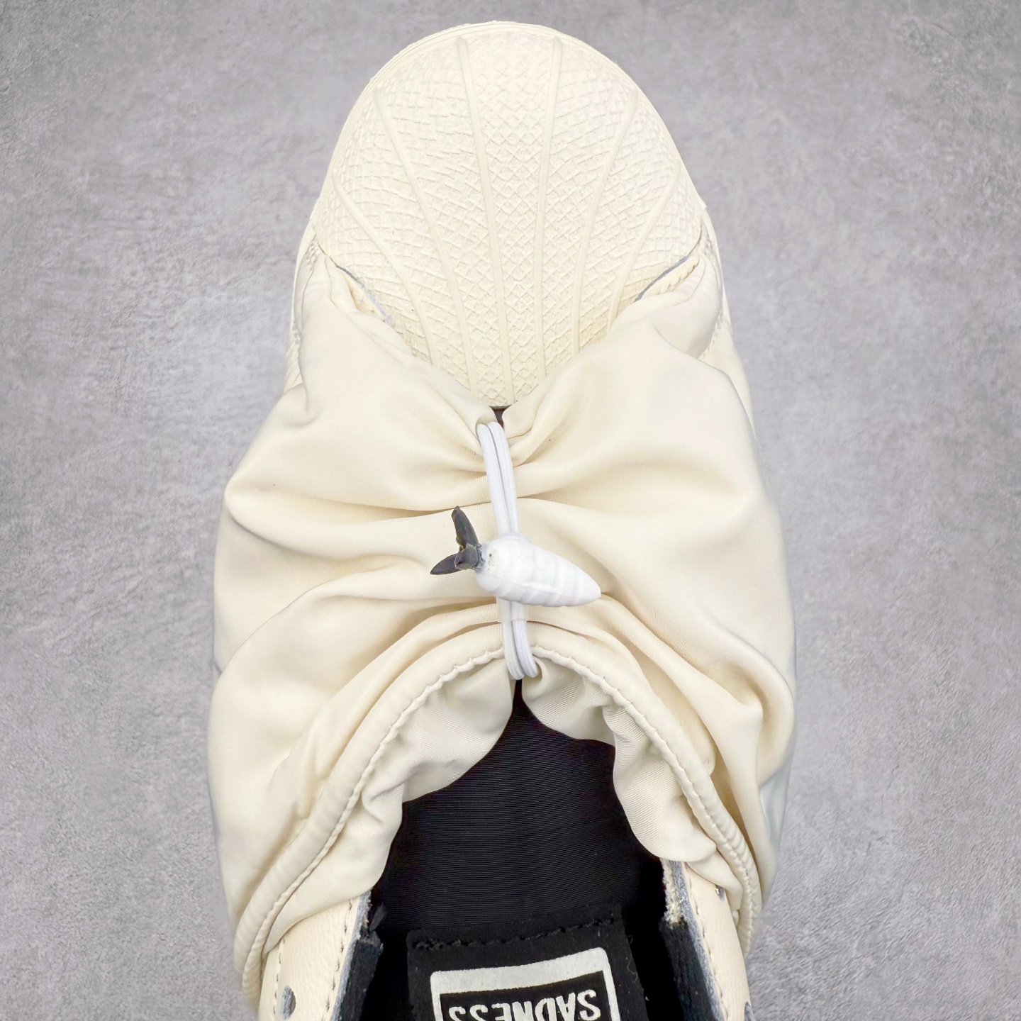 图片[4]-AD Originals Superstar 经典复古贝壳头板鞋 ID9475 诞生于1969年 是第一双将全皮面鞋 身与橡胶鞋头结合在一起的低帮篮球鞋 Superstar最开始 是作为高帮篮球鞋Pro Model的低帮版本而出现的 但因为其独特和醒目的橡胶鞋头造型而让大家熟知 被大家形象地称为\\\”shelltoe\\\”贝壳头 在70年代的美国职业篮球场上 接近3/4的NBA球员都将这双Superstar作为场上用鞋 80年代之后 经过不断的改良和发展 Superstar逐渐成为横跨时装、音乐、街头文化、休闲和运动等各大领域的时尚潮鞋 尺码：36 36.5 37 38 38.5 39 40 40.5 41 42 42.5 43 44 44.5 45-选品中心