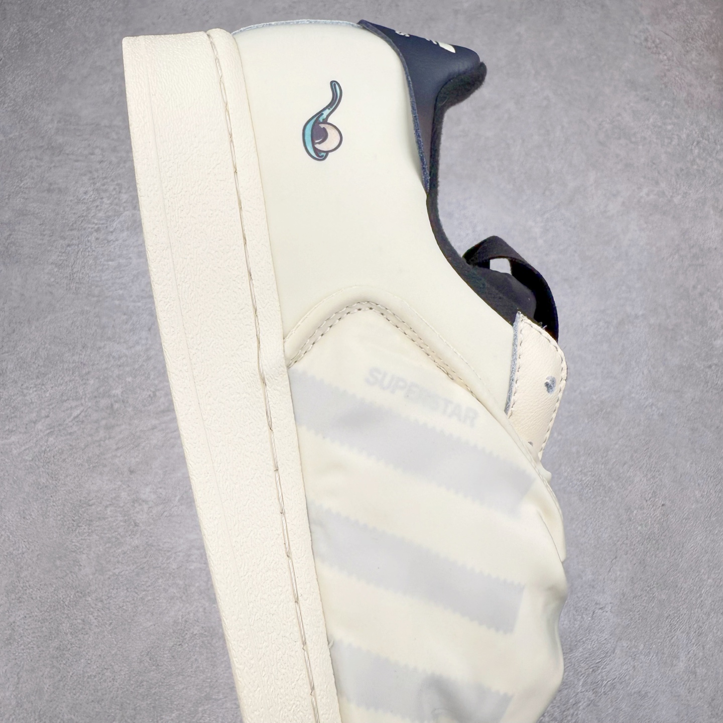 图片[6]-AD Originals Superstar 经典复古贝壳头板鞋 ID9475 诞生于1969年 是第一双将全皮面鞋 身与橡胶鞋头结合在一起的低帮篮球鞋 Superstar最开始 是作为高帮篮球鞋Pro Model的低帮版本而出现的 但因为其独特和醒目的橡胶鞋头造型而让大家熟知 被大家形象地称为\\\”shelltoe\\\”贝壳头 在70年代的美国职业篮球场上 接近3/4的NBA球员都将这双Superstar作为场上用鞋 80年代之后 经过不断的改良和发展 Superstar逐渐成为横跨时装、音乐、街头文化、休闲和运动等各大领域的时尚潮鞋 尺码：36 36.5 37 38 38.5 39 40 40.5 41 42 42.5 43 44 44.5 45-选品中心