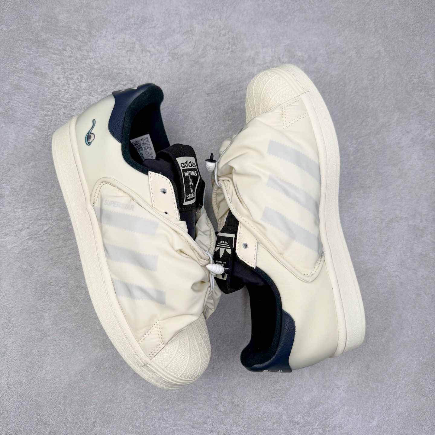 图片[3]-AD Originals Superstar 经典复古贝壳头板鞋 ID9475 诞生于1969年 是第一双将全皮面鞋 身与橡胶鞋头结合在一起的低帮篮球鞋 Superstar最开始 是作为高帮篮球鞋Pro Model的低帮版本而出现的 但因为其独特和醒目的橡胶鞋头造型而让大家熟知 被大家形象地称为\\\”shelltoe\\\”贝壳头 在70年代的美国职业篮球场上 接近3/4的NBA球员都将这双Superstar作为场上用鞋 80年代之后 经过不断的改良和发展 Superstar逐渐成为横跨时装、音乐、街头文化、休闲和运动等各大领域的时尚潮鞋 尺码：36 36.5 37 38 38.5 39 40 40.5 41 42 42.5 43 44 44.5 45-选品中心