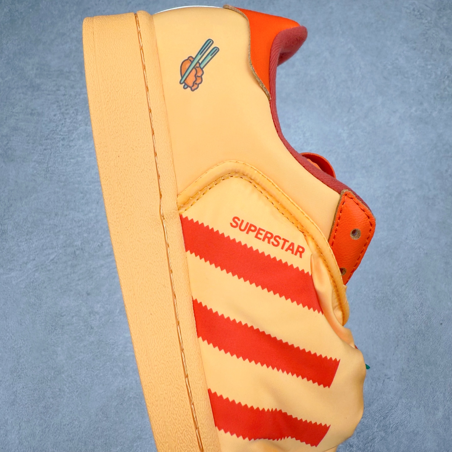 图片[6]-AD Originals Superstar 经典复古贝壳头板鞋 ID9474 诞生于1969年 是第一双将全皮面鞋 身与橡胶鞋头结合在一起的低帮篮球鞋 Superstar最开始 是作为高帮篮球鞋Pro Model的低帮版本而出现的 但因为其独特和醒目的橡胶鞋头造型而让大家熟知 被大家形象地称为\\\”shelltoe\\\”贝壳头 在70年代的美国职业篮球场上 接近3/4的NBA球员都将这双Superstar作为场上用鞋 80年代之后 经过不断的改良和发展 Superstar逐渐成为横跨时装、音乐、街头文化、休闲和运动等各大领域的时尚潮鞋 尺码：36 36.5 37 38 38.5 39 40 40.5 41 42 42.5 43 44 44.5 45-选品中心
