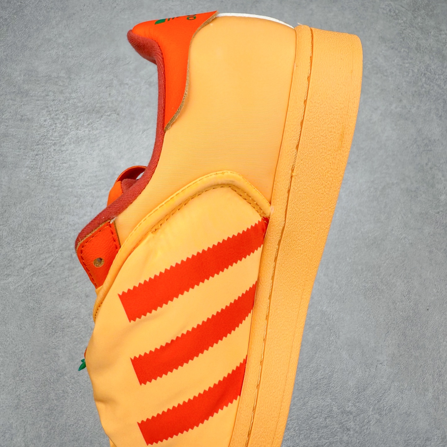 图片[7]-AD Originals Superstar 经典复古贝壳头板鞋 ID9474 诞生于1969年 是第一双将全皮面鞋 身与橡胶鞋头结合在一起的低帮篮球鞋 Superstar最开始 是作为高帮篮球鞋Pro Model的低帮版本而出现的 但因为其独特和醒目的橡胶鞋头造型而让大家熟知 被大家形象地称为\\\”shelltoe\\\”贝壳头 在70年代的美国职业篮球场上 接近3/4的NBA球员都将这双Superstar作为场上用鞋 80年代之后 经过不断的改良和发展 Superstar逐渐成为横跨时装、音乐、街头文化、休闲和运动等各大领域的时尚潮鞋 尺码：36 36.5 37 38 38.5 39 40 40.5 41 42 42.5 43 44 44.5 45-选品中心