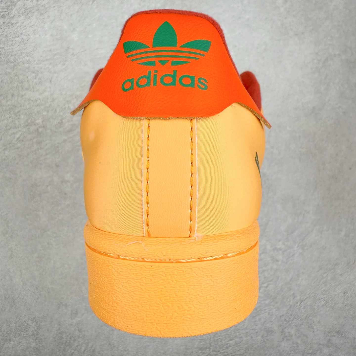 图片[8]-AD Originals Superstar 经典复古贝壳头板鞋 ID9474 诞生于1969年 是第一双将全皮面鞋 身与橡胶鞋头结合在一起的低帮篮球鞋 Superstar最开始 是作为高帮篮球鞋Pro Model的低帮版本而出现的 但因为其独特和醒目的橡胶鞋头造型而让大家熟知 被大家形象地称为\\\”shelltoe\\\”贝壳头 在70年代的美国职业篮球场上 接近3/4的NBA球员都将这双Superstar作为场上用鞋 80年代之后 经过不断的改良和发展 Superstar逐渐成为横跨时装、音乐、街头文化、休闲和运动等各大领域的时尚潮鞋 尺码：36 36.5 37 38 38.5 39 40 40.5 41 42 42.5 43 44 44.5 45-选品中心