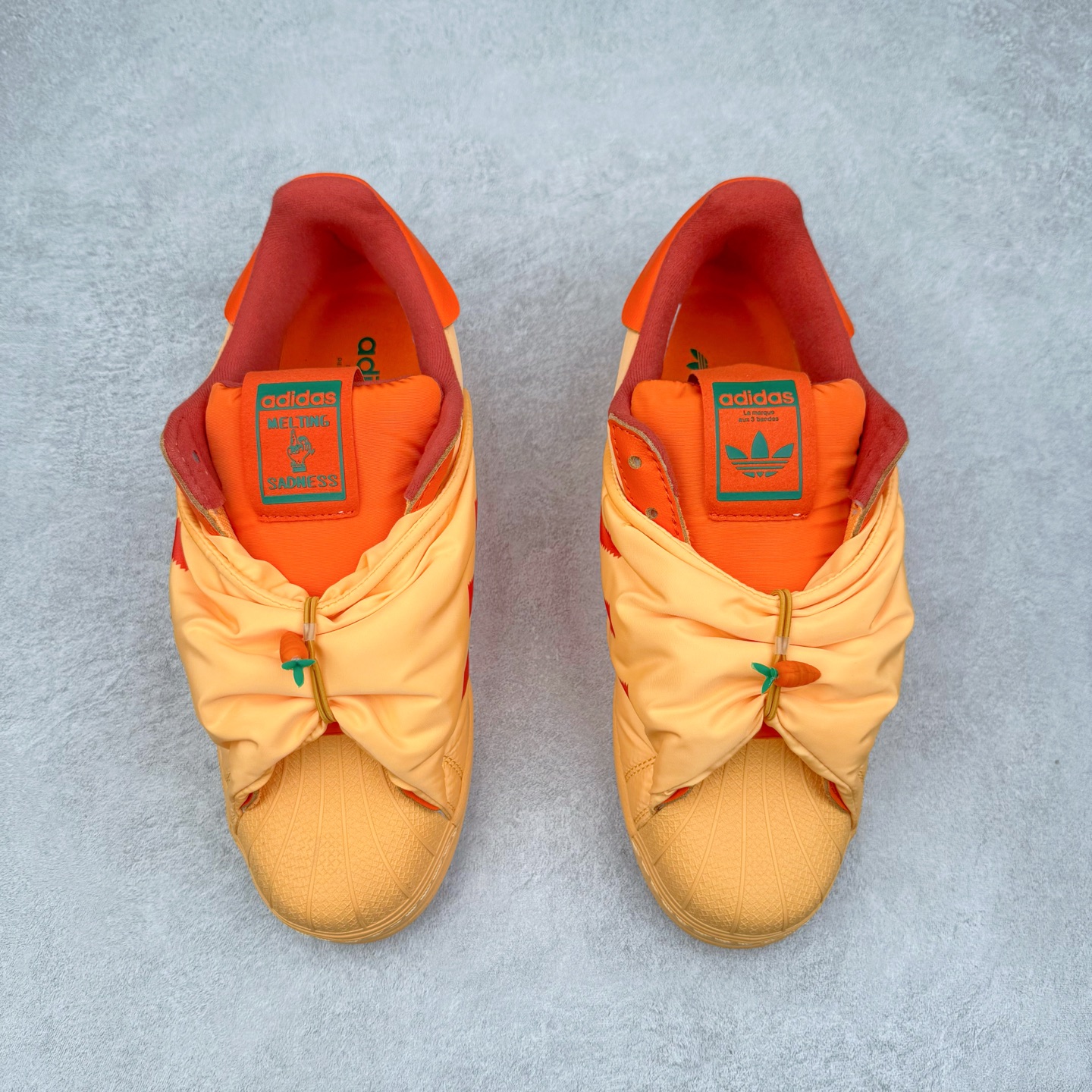 图片[2]-AD Originals Superstar 经典复古贝壳头板鞋 ID9474 诞生于1969年 是第一双将全皮面鞋 身与橡胶鞋头结合在一起的低帮篮球鞋 Superstar最开始 是作为高帮篮球鞋Pro Model的低帮版本而出现的 但因为其独特和醒目的橡胶鞋头造型而让大家熟知 被大家形象地称为\\\”shelltoe\\\”贝壳头 在70年代的美国职业篮球场上 接近3/4的NBA球员都将这双Superstar作为场上用鞋 80年代之后 经过不断的改良和发展 Superstar逐渐成为横跨时装、音乐、街头文化、休闲和运动等各大领域的时尚潮鞋 尺码：36 36.5 37 38 38.5 39 40 40.5 41 42 42.5 43 44 44.5 45-选品中心