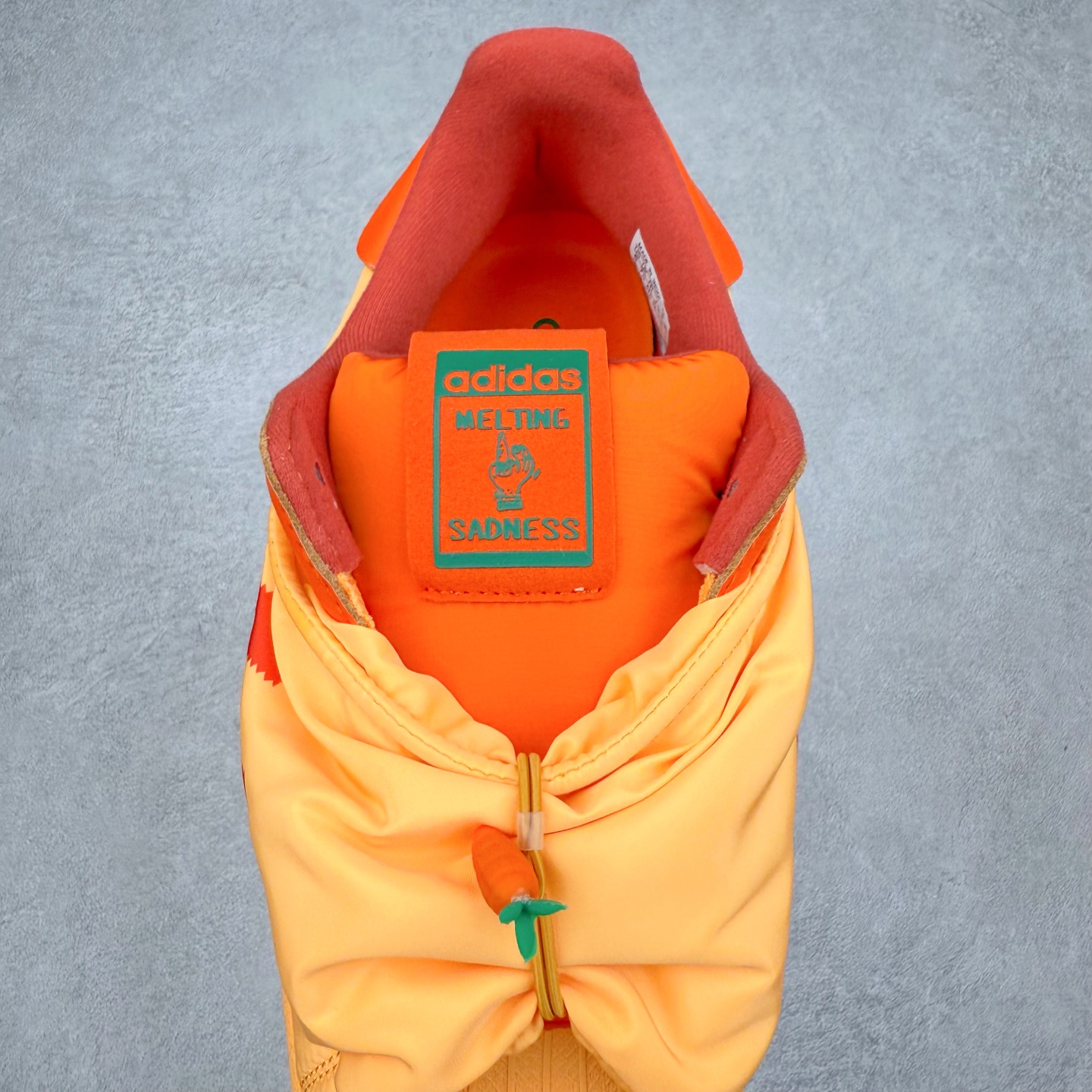 图片[5]-AD Originals Superstar 经典复古贝壳头板鞋 ID9474 诞生于1969年 是第一双将全皮面鞋 身与橡胶鞋头结合在一起的低帮篮球鞋 Superstar最开始 是作为高帮篮球鞋Pro Model的低帮版本而出现的 但因为其独特和醒目的橡胶鞋头造型而让大家熟知 被大家形象地称为\\\”shelltoe\\\”贝壳头 在70年代的美国职业篮球场上 接近3/4的NBA球员都将这双Superstar作为场上用鞋 80年代之后 经过不断的改良和发展 Superstar逐渐成为横跨时装、音乐、街头文化、休闲和运动等各大领域的时尚潮鞋 尺码：36 36.5 37 38 38.5 39 40 40.5 41 42 42.5 43 44 44.5 45-选品中心