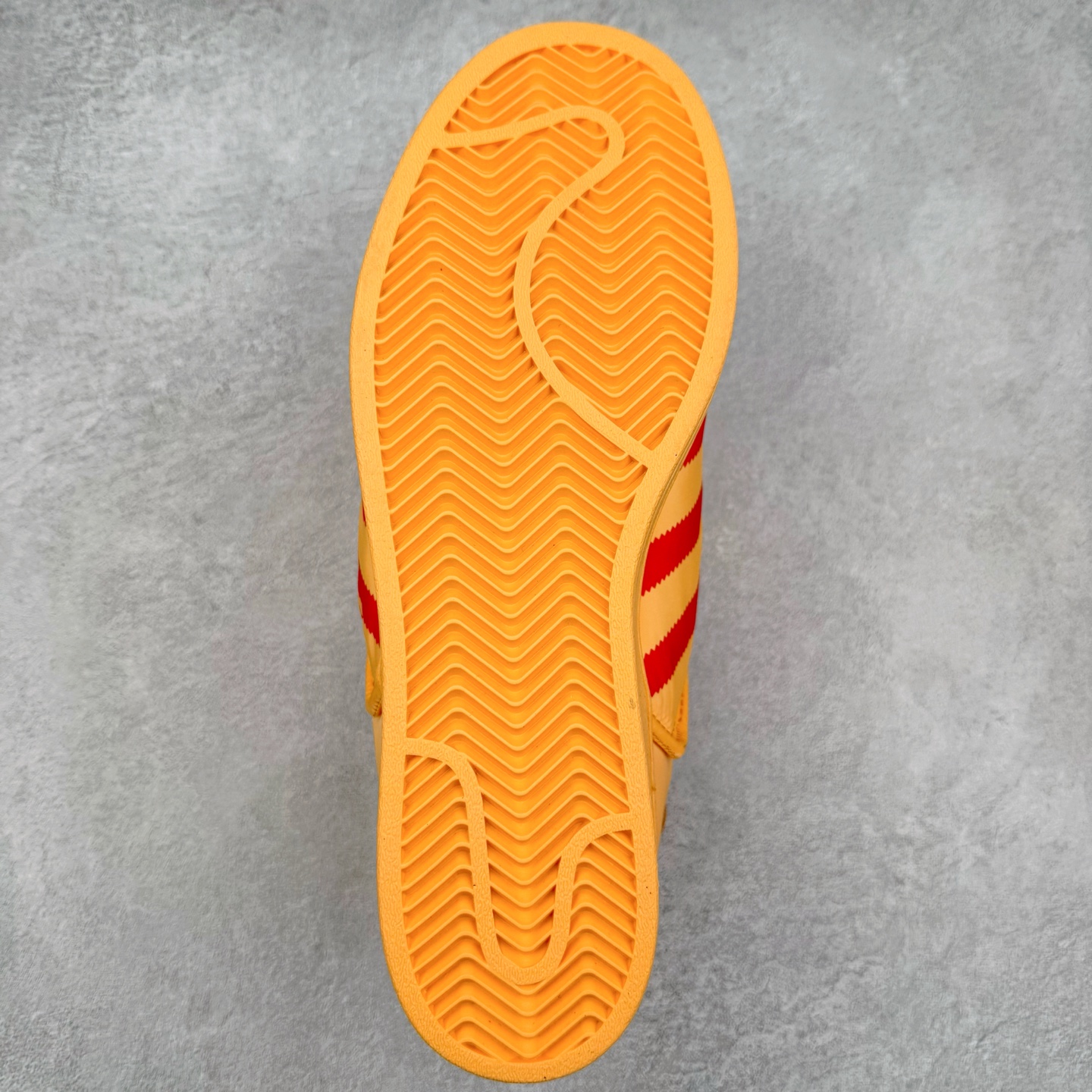 图片[9]-AD Originals Superstar 经典复古贝壳头板鞋 ID9474 诞生于1969年 是第一双将全皮面鞋 身与橡胶鞋头结合在一起的低帮篮球鞋 Superstar最开始 是作为高帮篮球鞋Pro Model的低帮版本而出现的 但因为其独特和醒目的橡胶鞋头造型而让大家熟知 被大家形象地称为\\\”shelltoe\\\”贝壳头 在70年代的美国职业篮球场上 接近3/4的NBA球员都将这双Superstar作为场上用鞋 80年代之后 经过不断的改良和发展 Superstar逐渐成为横跨时装、音乐、街头文化、休闲和运动等各大领域的时尚潮鞋 尺码：36 36.5 37 38 38.5 39 40 40.5 41 42 42.5 43 44 44.5 45-选品中心