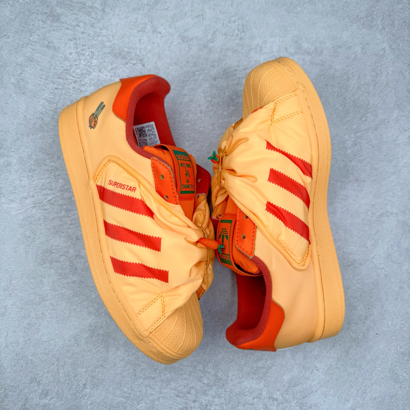 图片[3]-AD Originals Superstar 经典复古贝壳头板鞋 ID9474 诞生于1969年 是第一双将全皮面鞋 身与橡胶鞋头结合在一起的低帮篮球鞋 Superstar最开始 是作为高帮篮球鞋Pro Model的低帮版本而出现的 但因为其独特和醒目的橡胶鞋头造型而让大家熟知 被大家形象地称为\\\”shelltoe\\\”贝壳头 在70年代的美国职业篮球场上 接近3/4的NBA球员都将这双Superstar作为场上用鞋 80年代之后 经过不断的改良和发展 Superstar逐渐成为横跨时装、音乐、街头文化、休闲和运动等各大领域的时尚潮鞋 尺码：36 36.5 37 38 38.5 39 40 40.5 41 42 42.5 43 44 44.5 45-选品中心